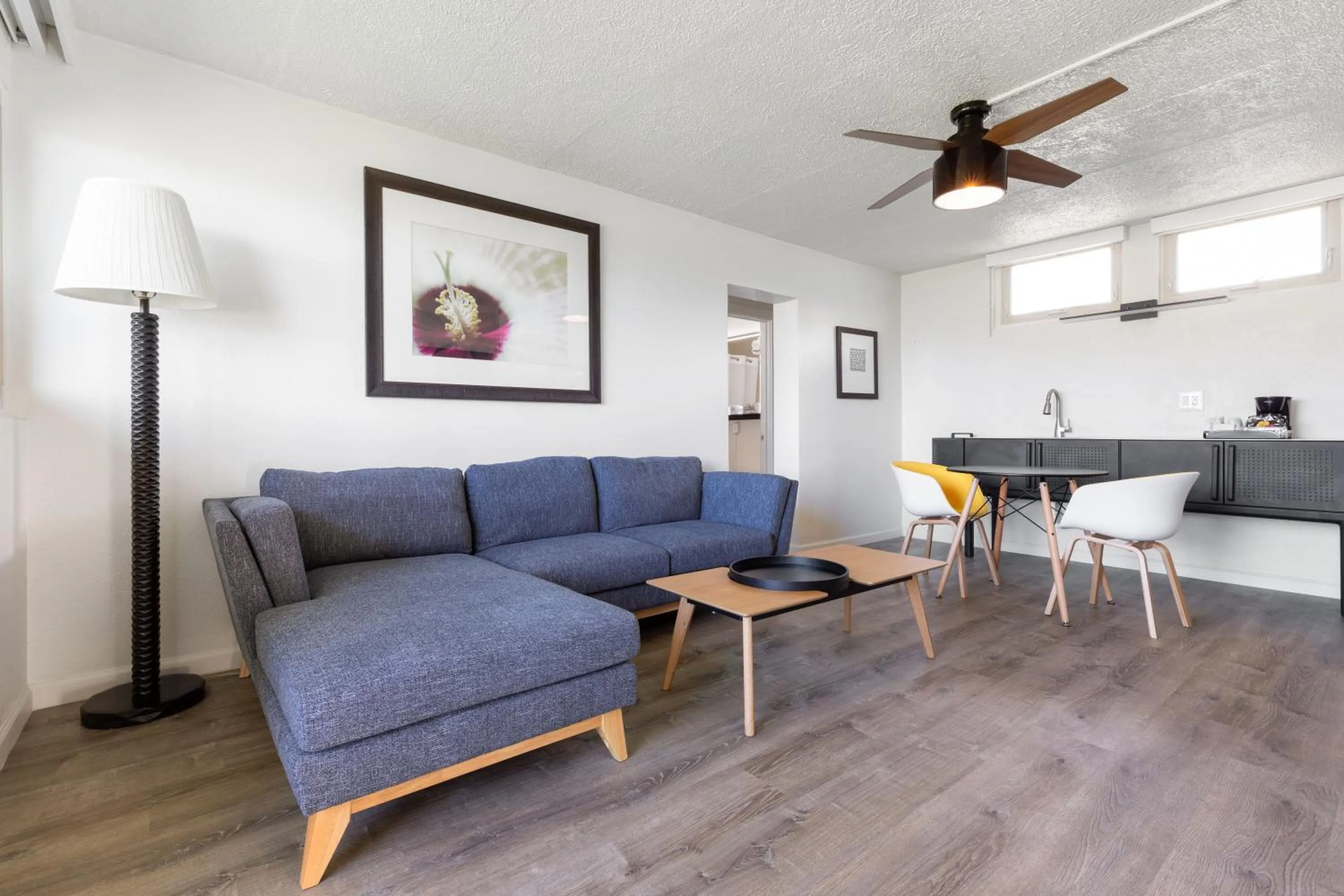 Seating area in Maui Seaside Hotel