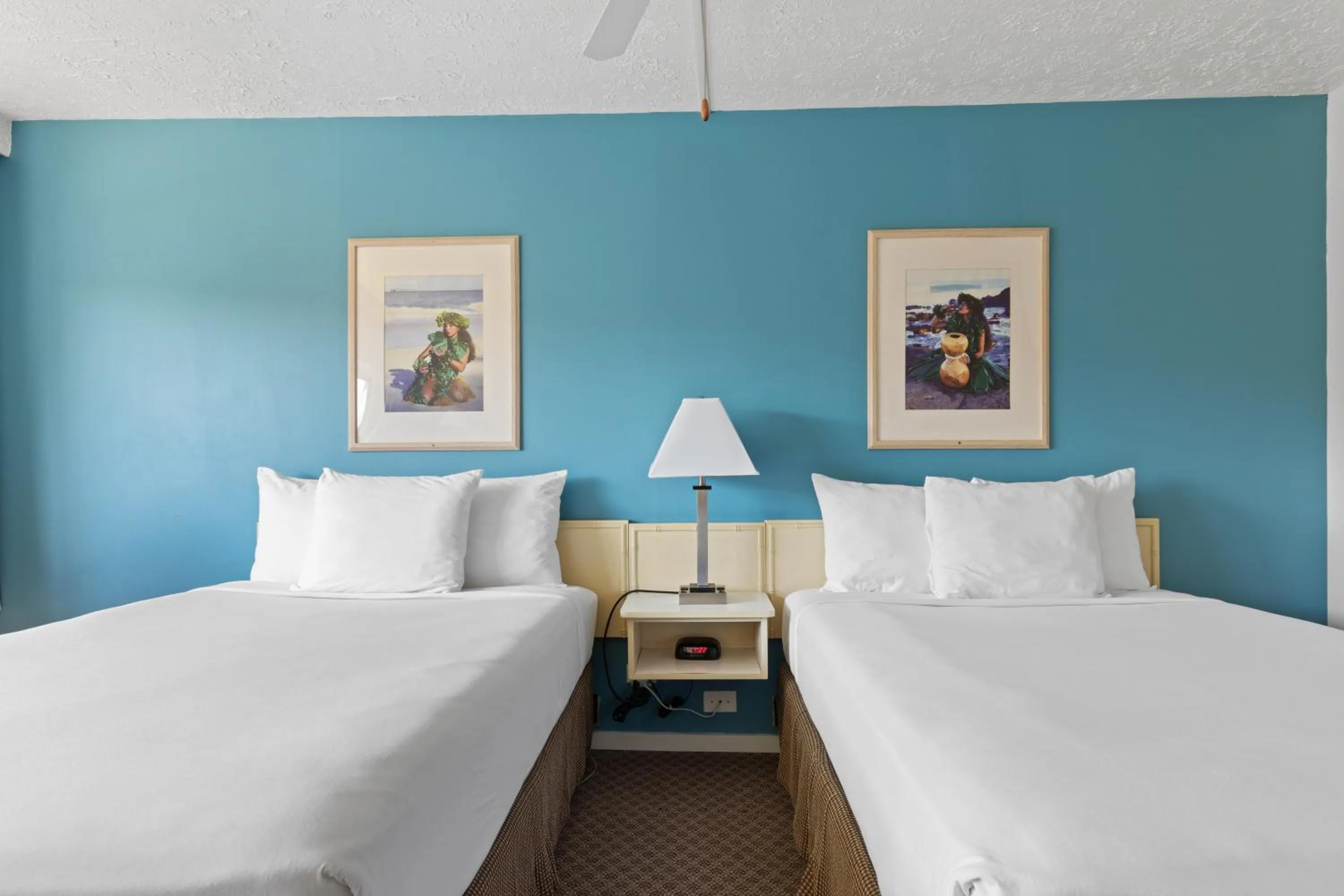 Bed in Maui Seaside Hotel