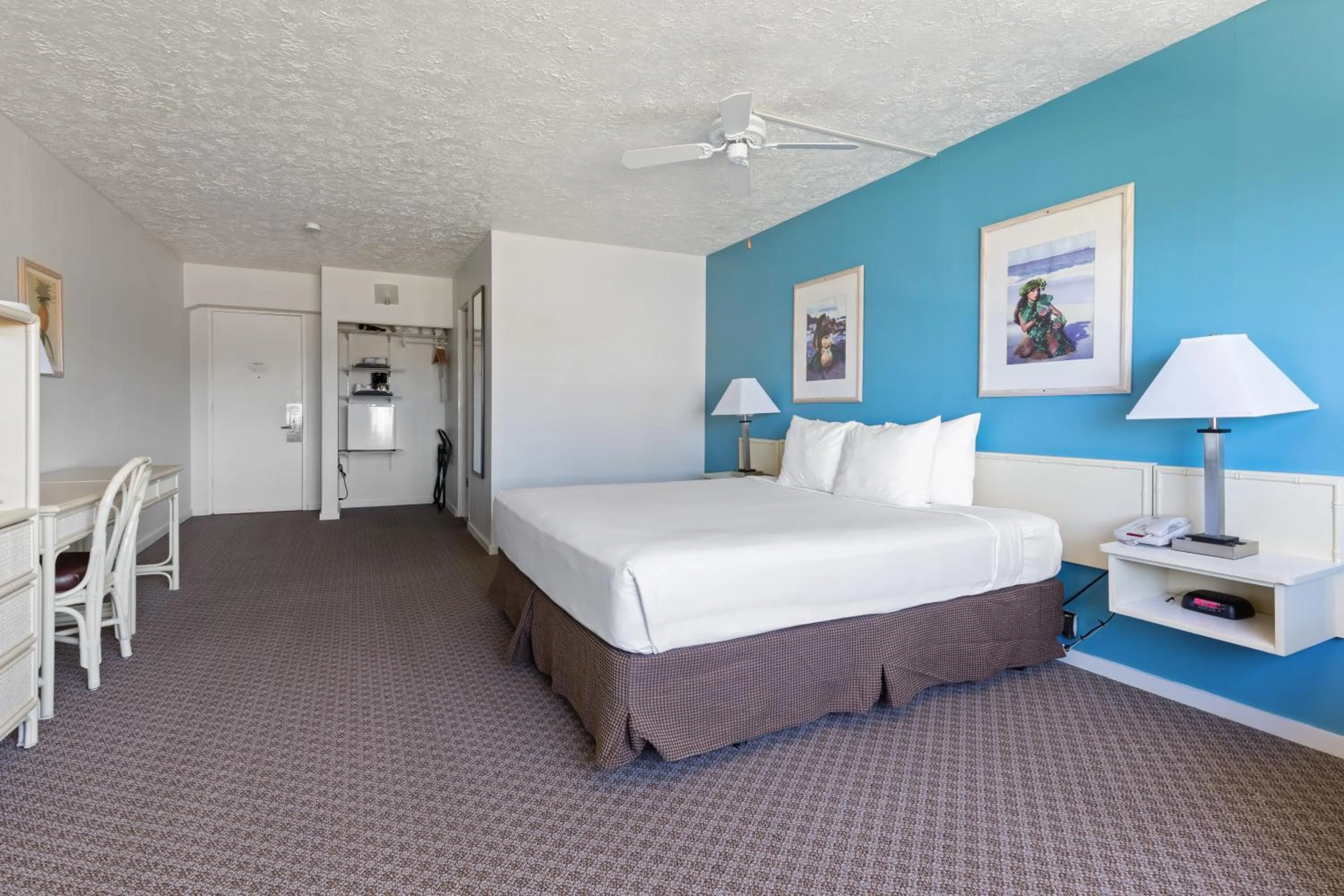 Bed in Maui Seaside Hotel