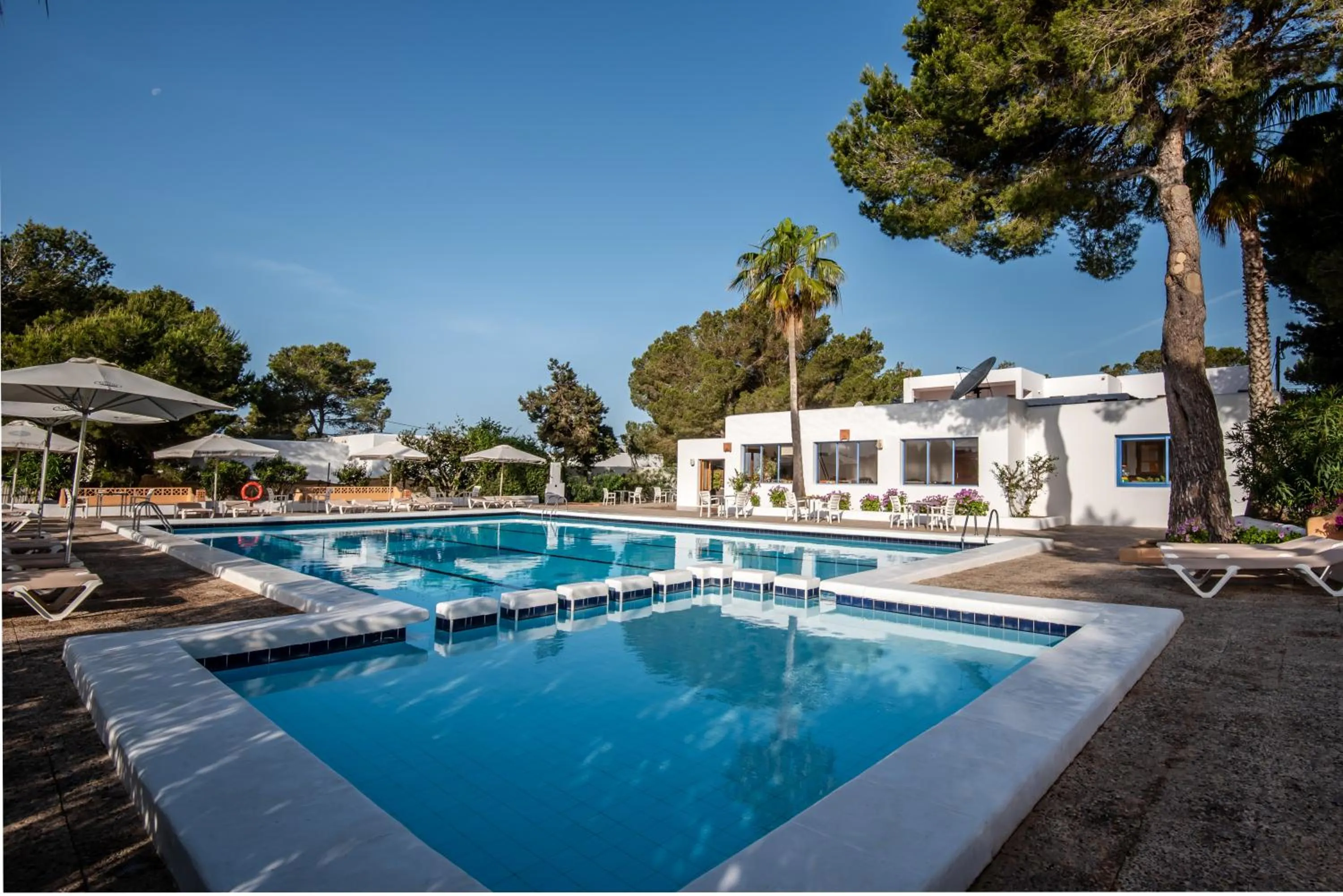 Swimming pool in Bungalows Es Pins - Emar Hotels