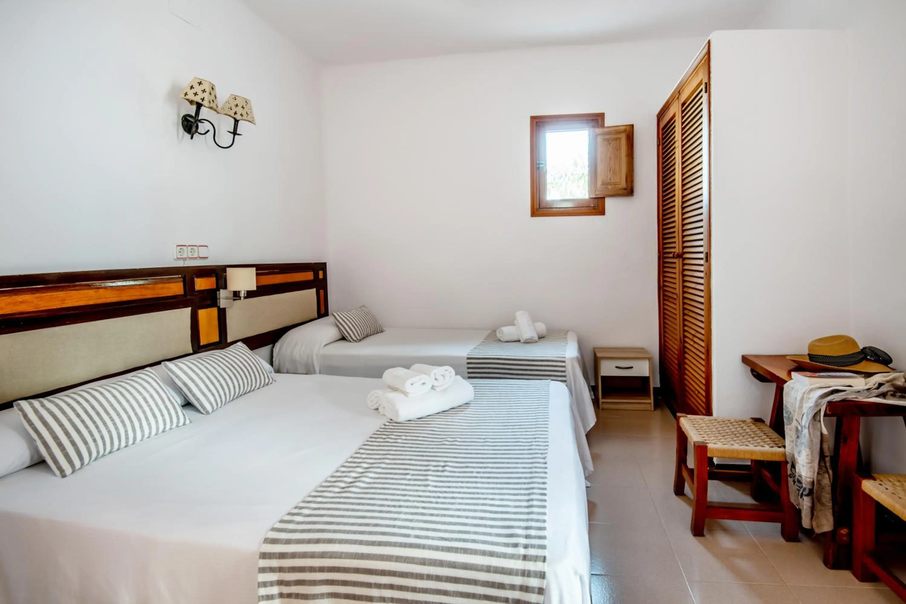 Bed in Bungalows Es Pins - Emar Hotels