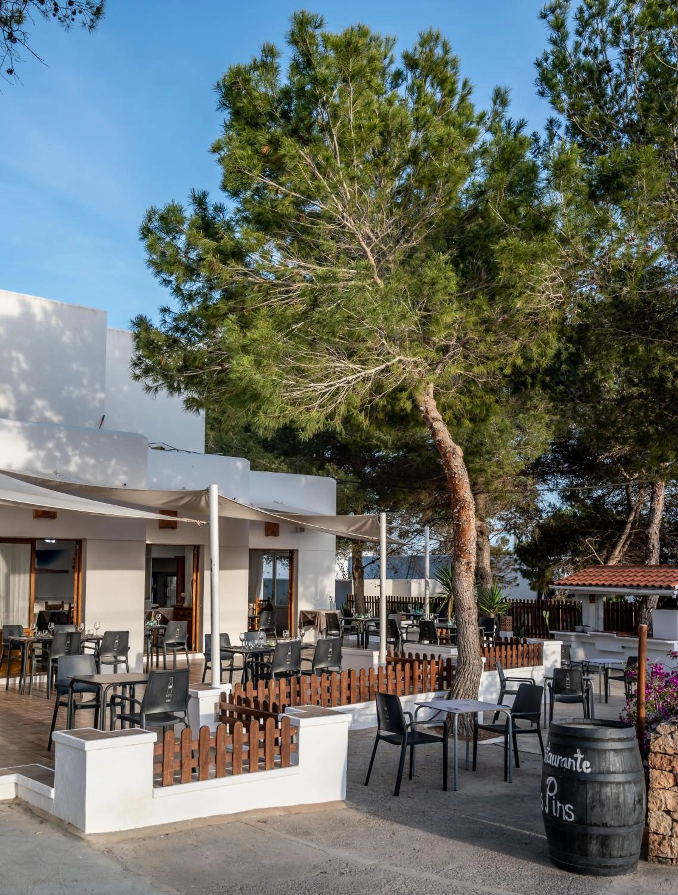 Restaurant/places to eat in Bungalows Es Pins - Emar Hotels