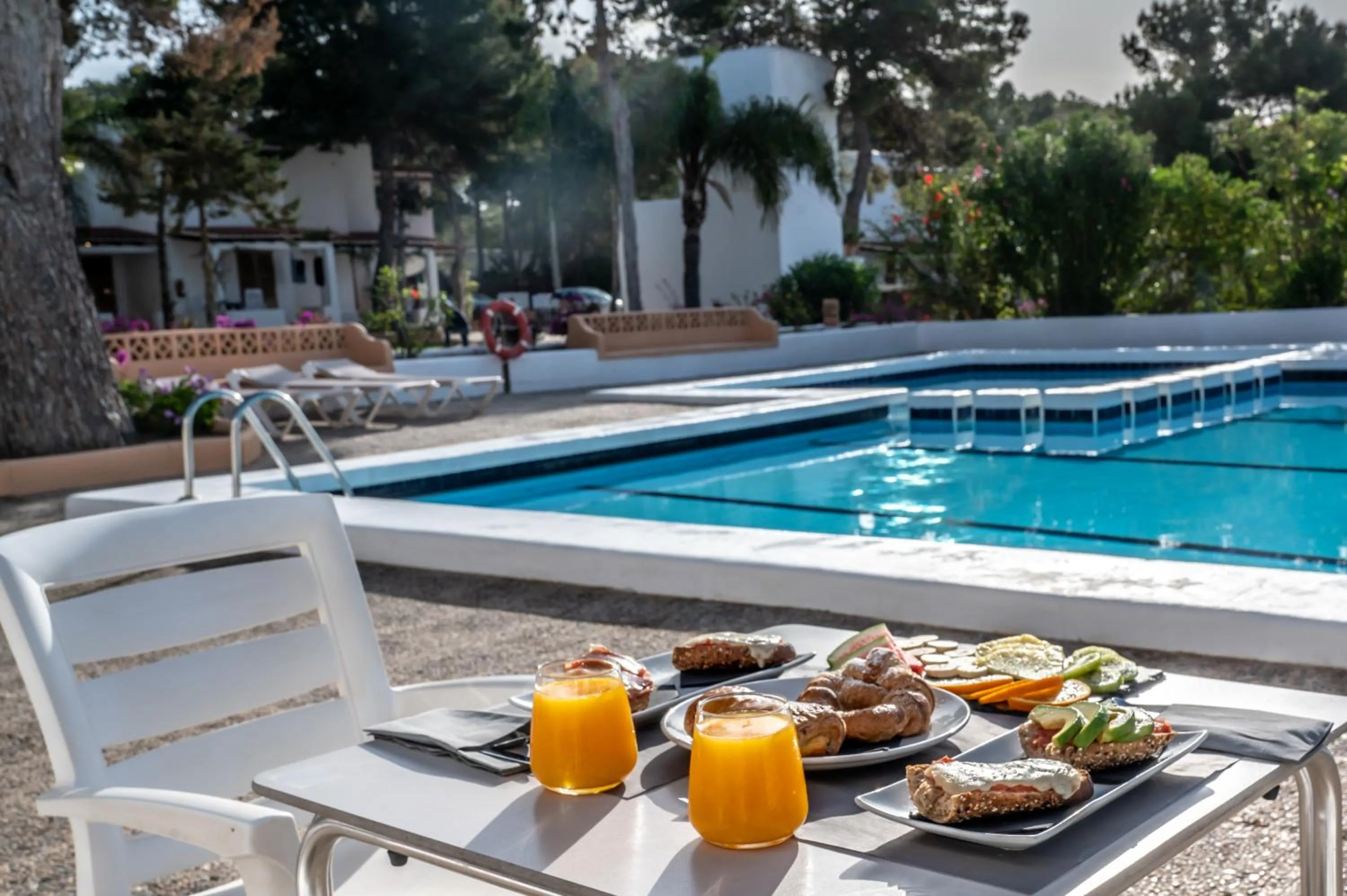 Food and drinks in Bungalows Es Pins - Emar Hotels