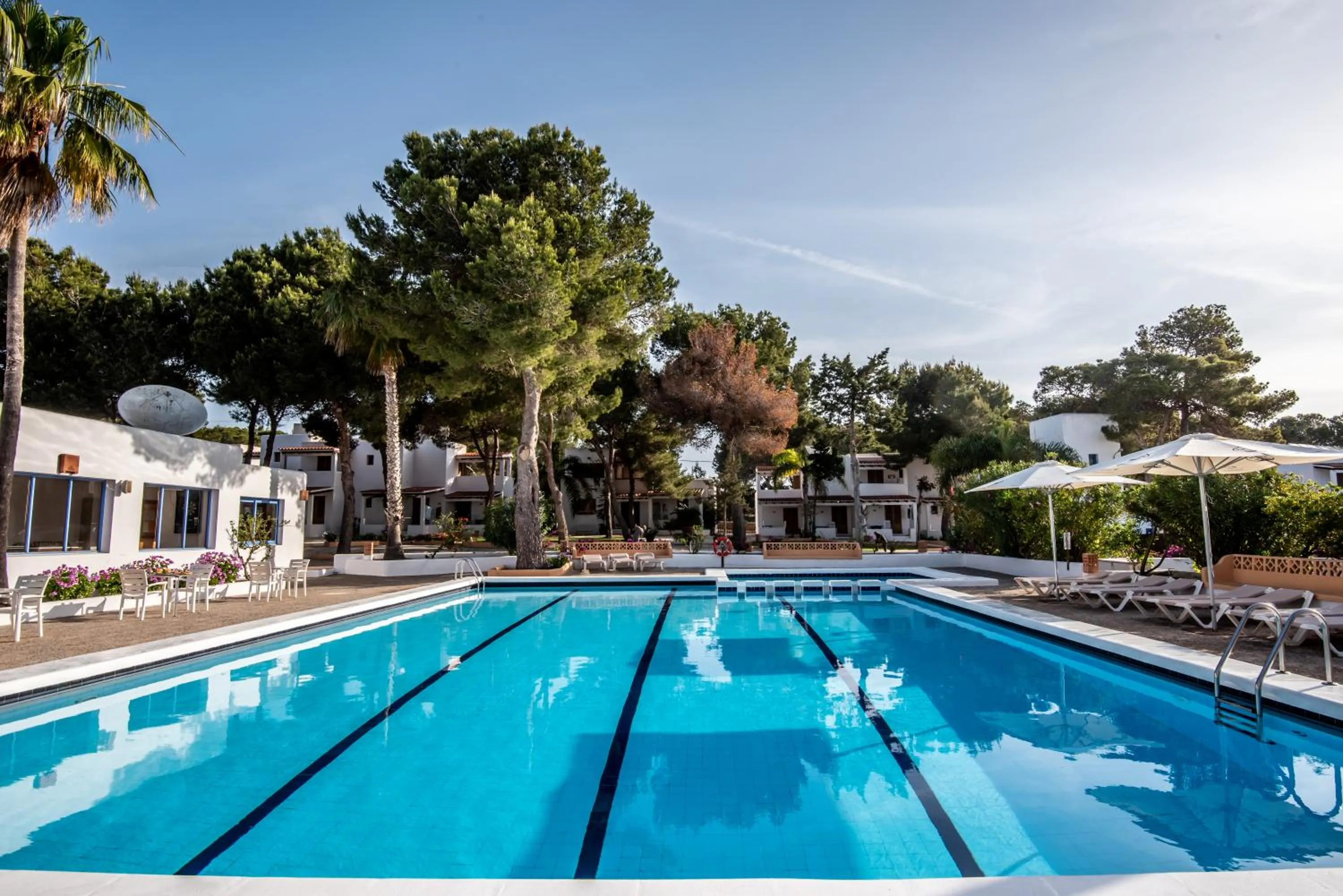 Swimming pool in Bungalows Es Pins - Emar Hotels