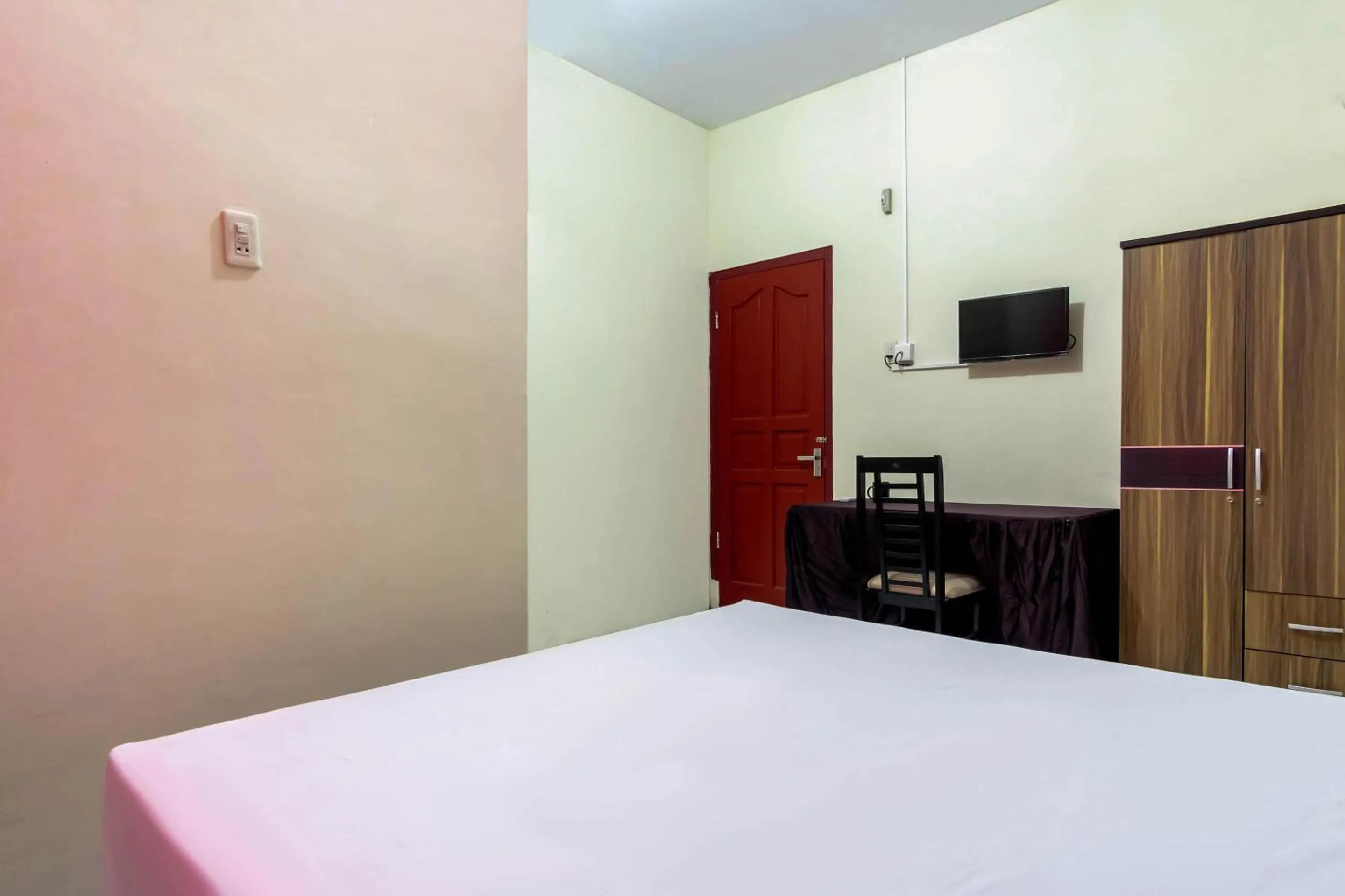 Bedroom, Bed in OYO Living 2604 Elicia Kost