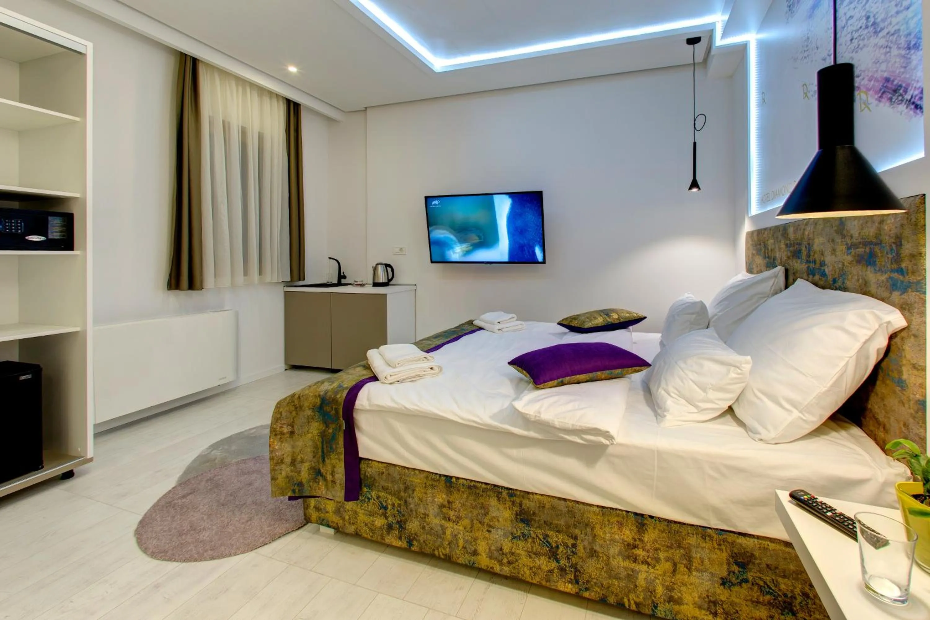 Bed in Diamond Rain Boutique Hotel