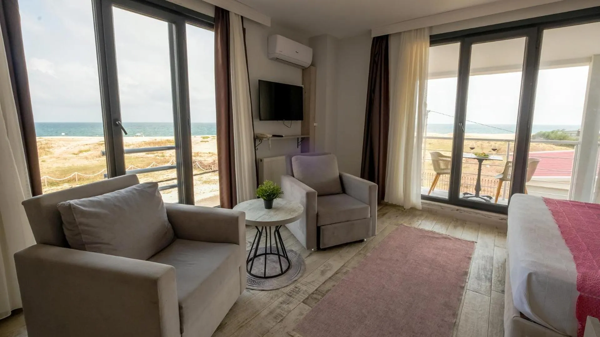 Photo of the whole room, Bed in Yalıköy Deniz Otel Istanbul