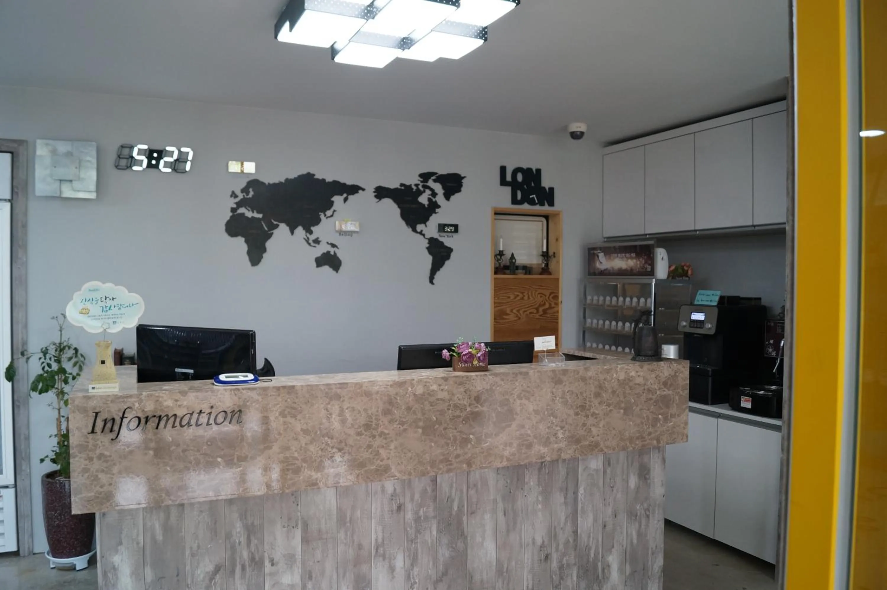 Lobby or reception in Hostel Dahyun & Guesthouse