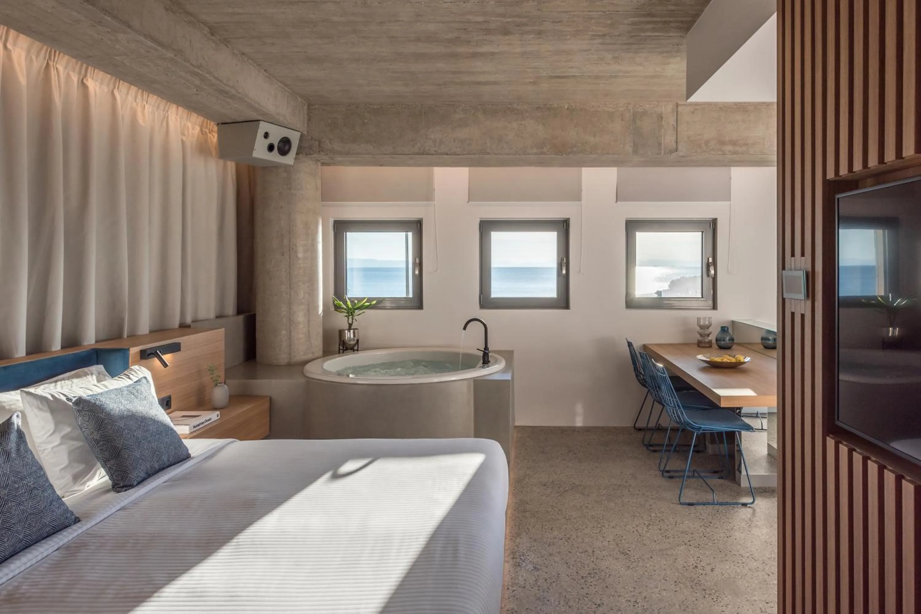 Hot Tub, Bed in Urban Suites
