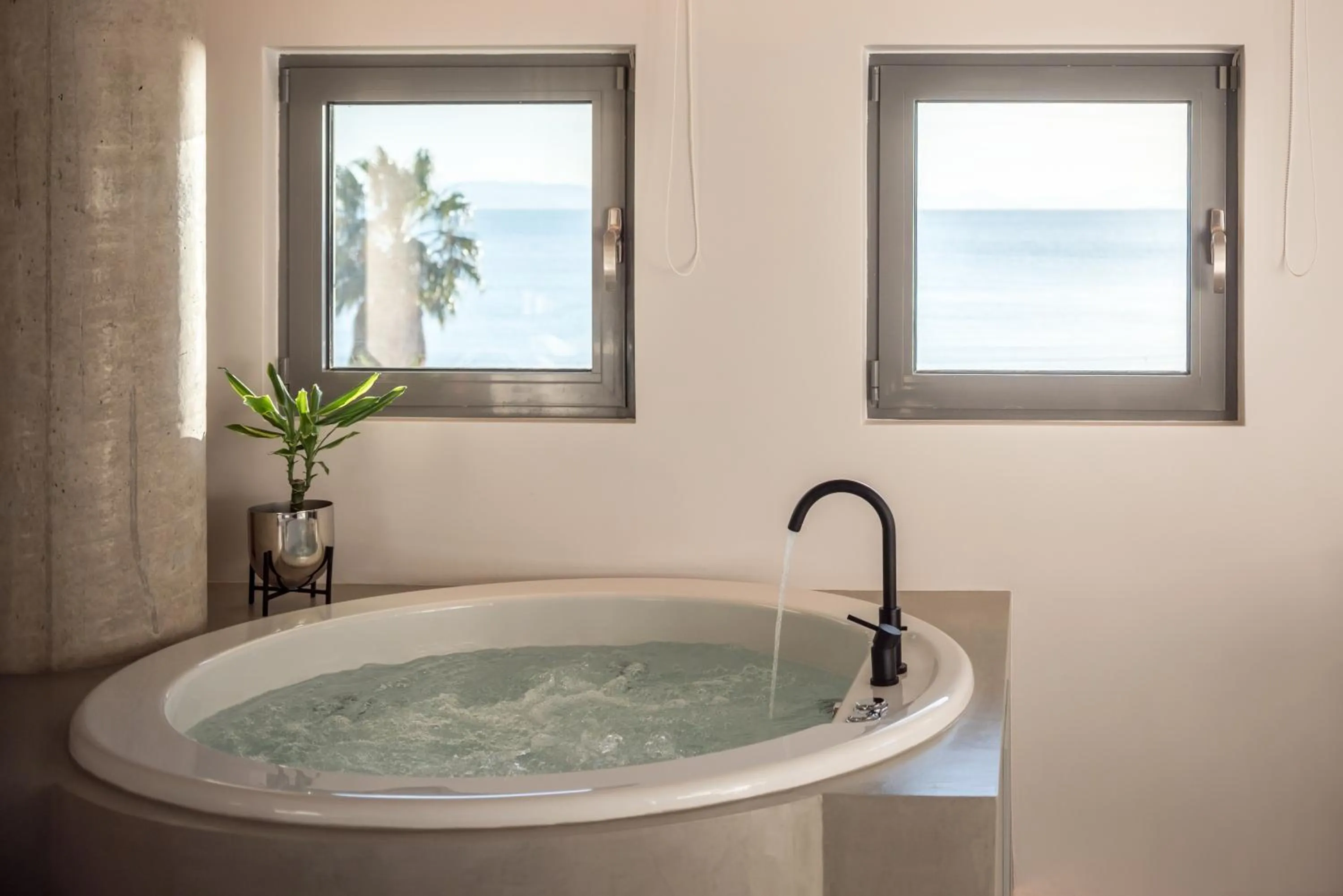 Hot Tub in Urban Suites