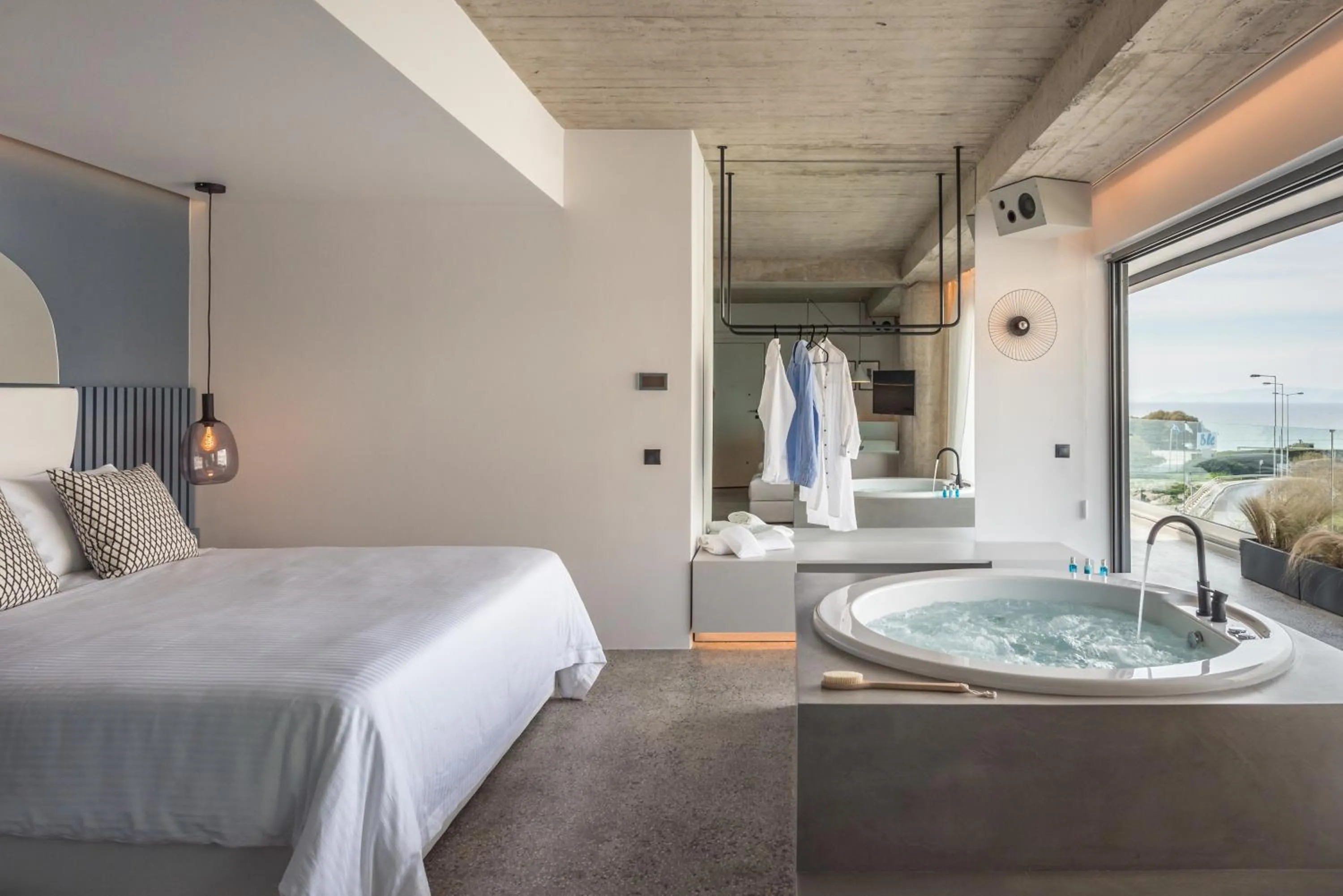 Hot Tub, Bed in Urban Suites