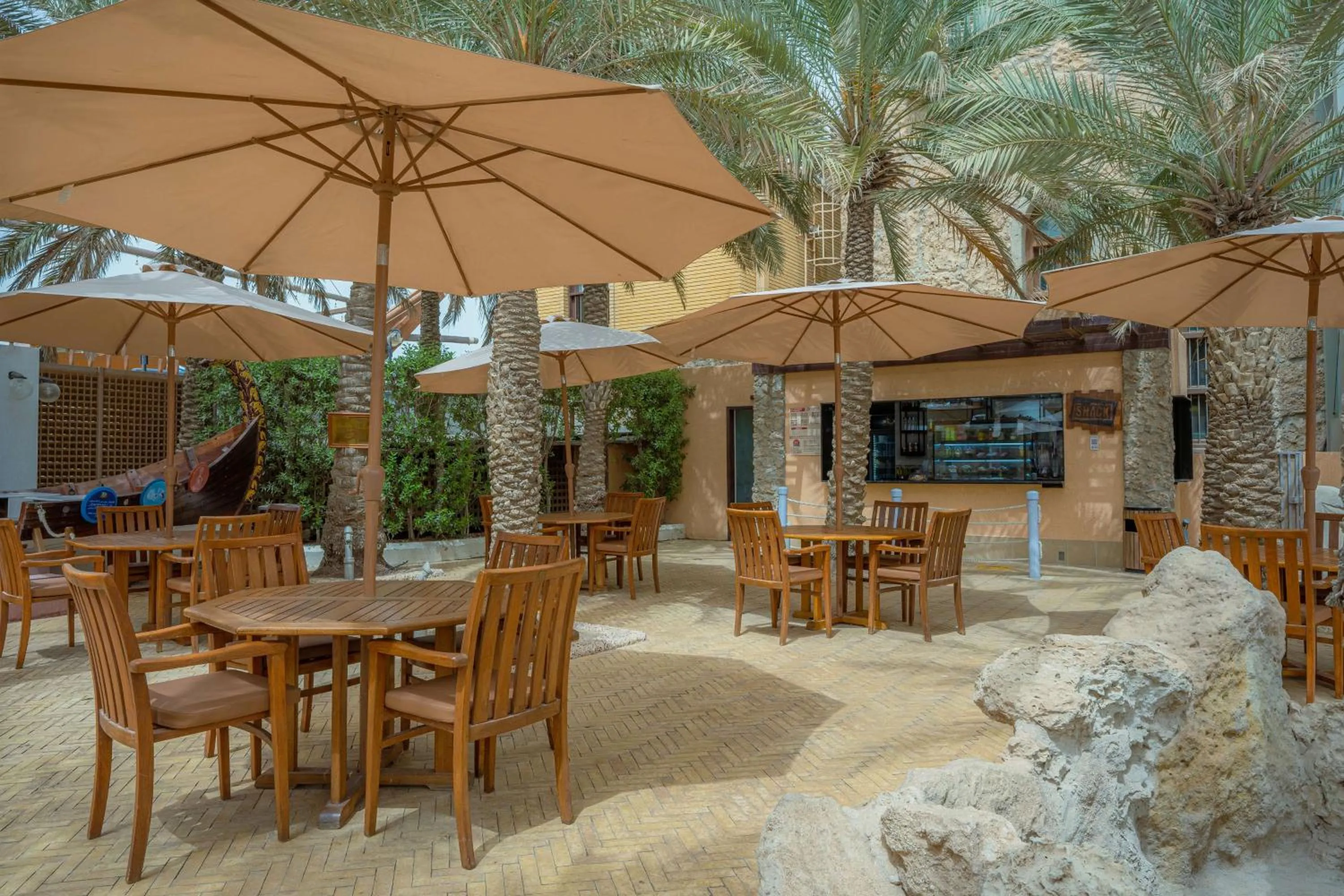 Lounge or bar in Radisson Blu Hotel, Kuwait