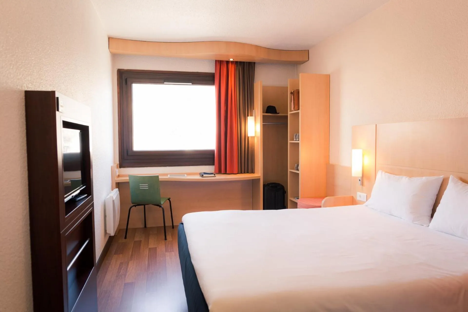 Photo of the whole room, Bed in ibis Grenoble Gare