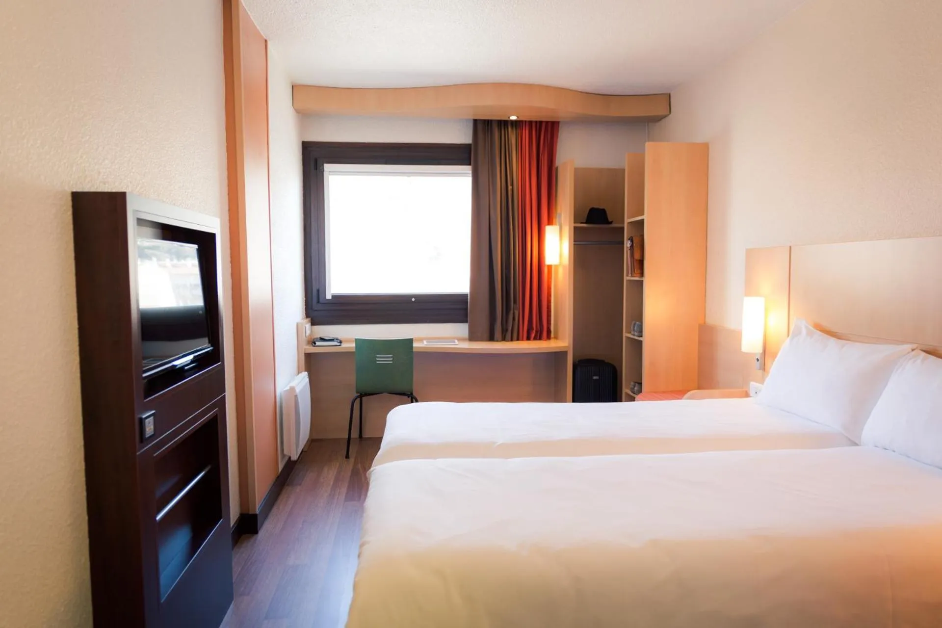 Photo of the whole room, Bed in ibis Grenoble Gare