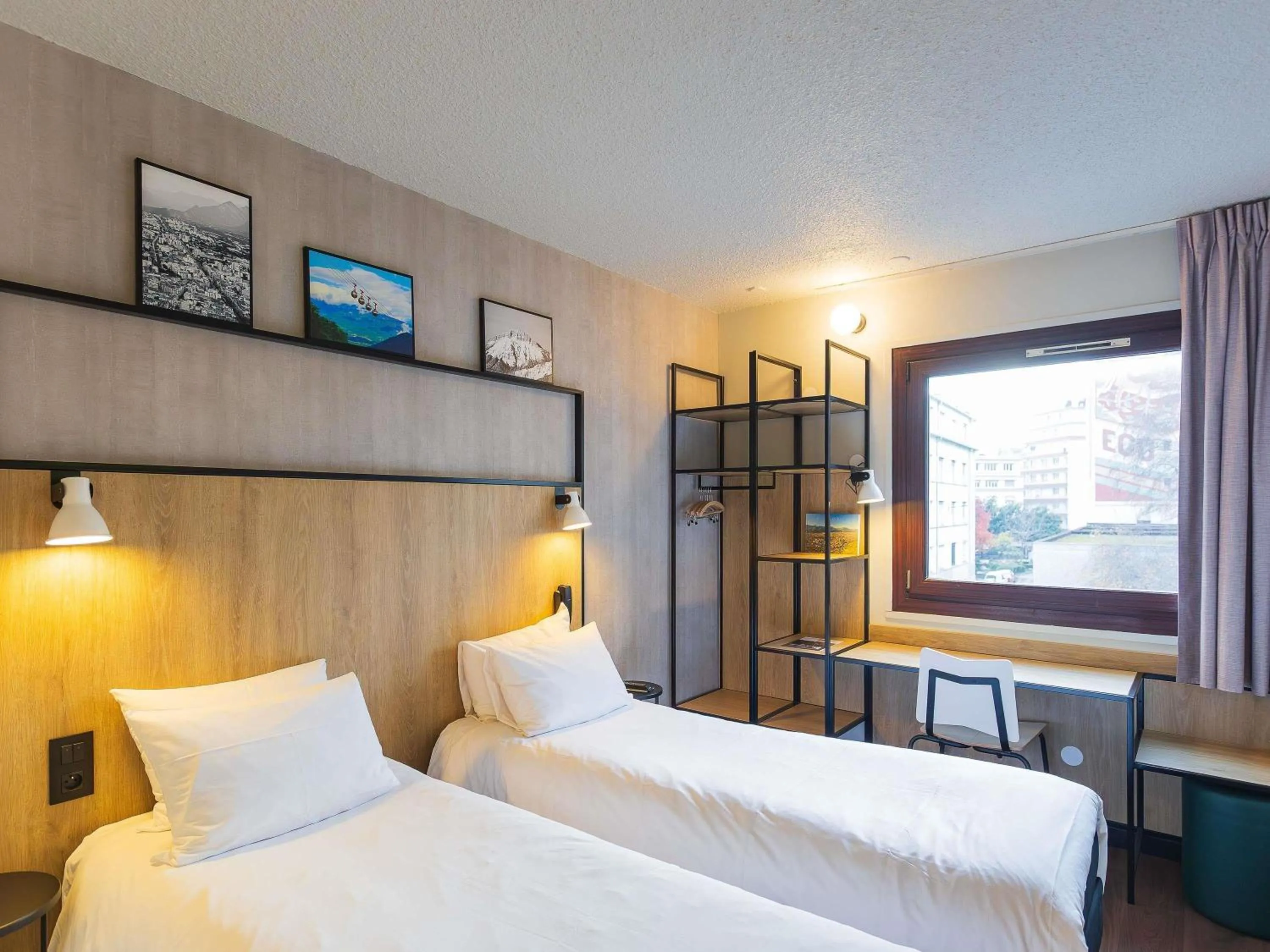 Bedroom, Bed in ibis Grenoble Gare