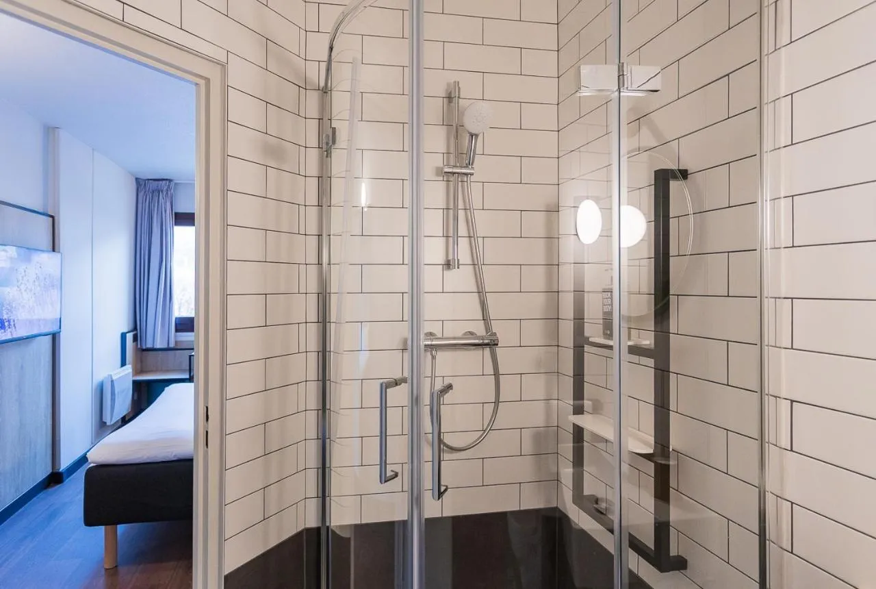 Shower, Bed in ibis Grenoble Gare
