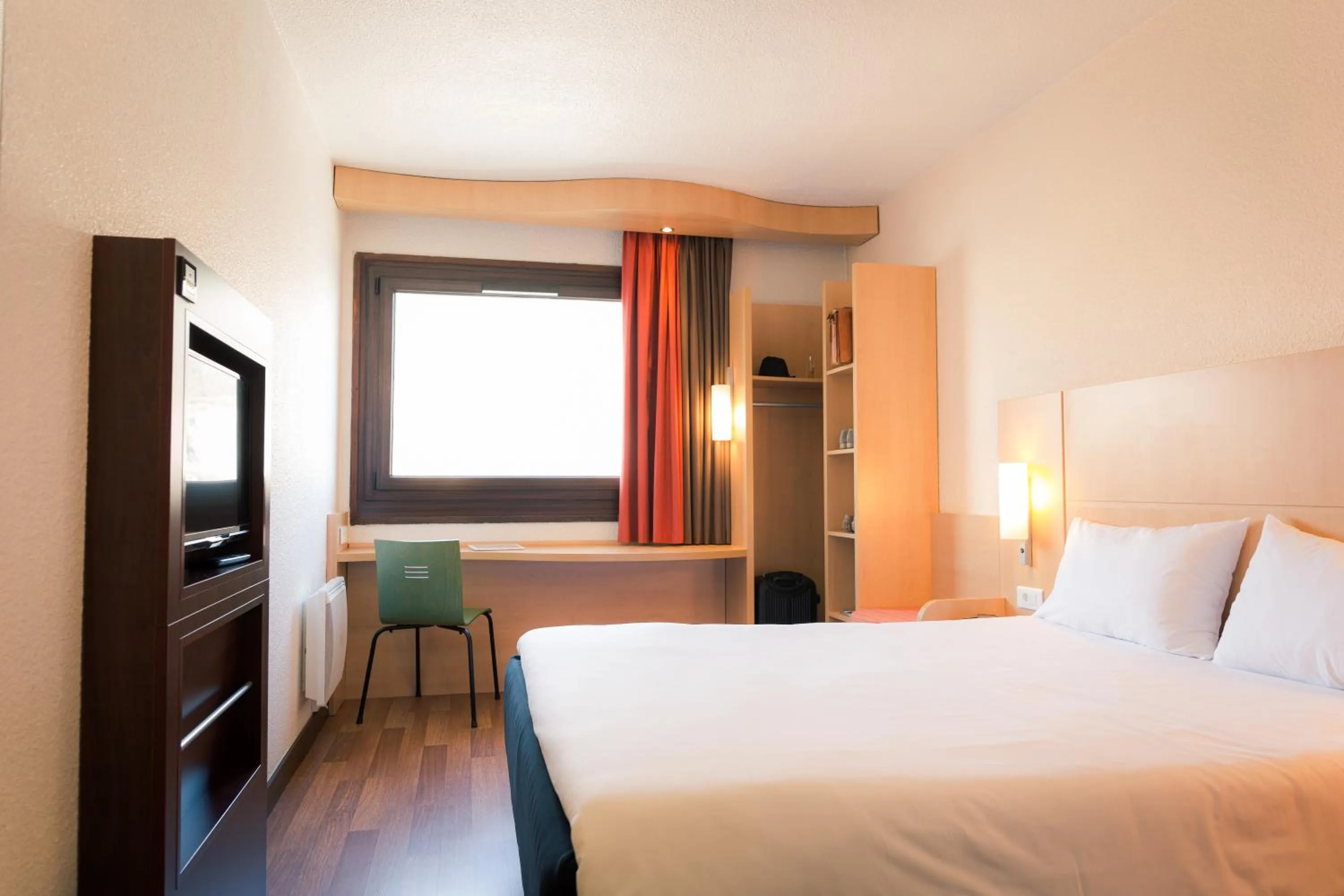 Photo of the whole room, Bed in ibis Grenoble Gare