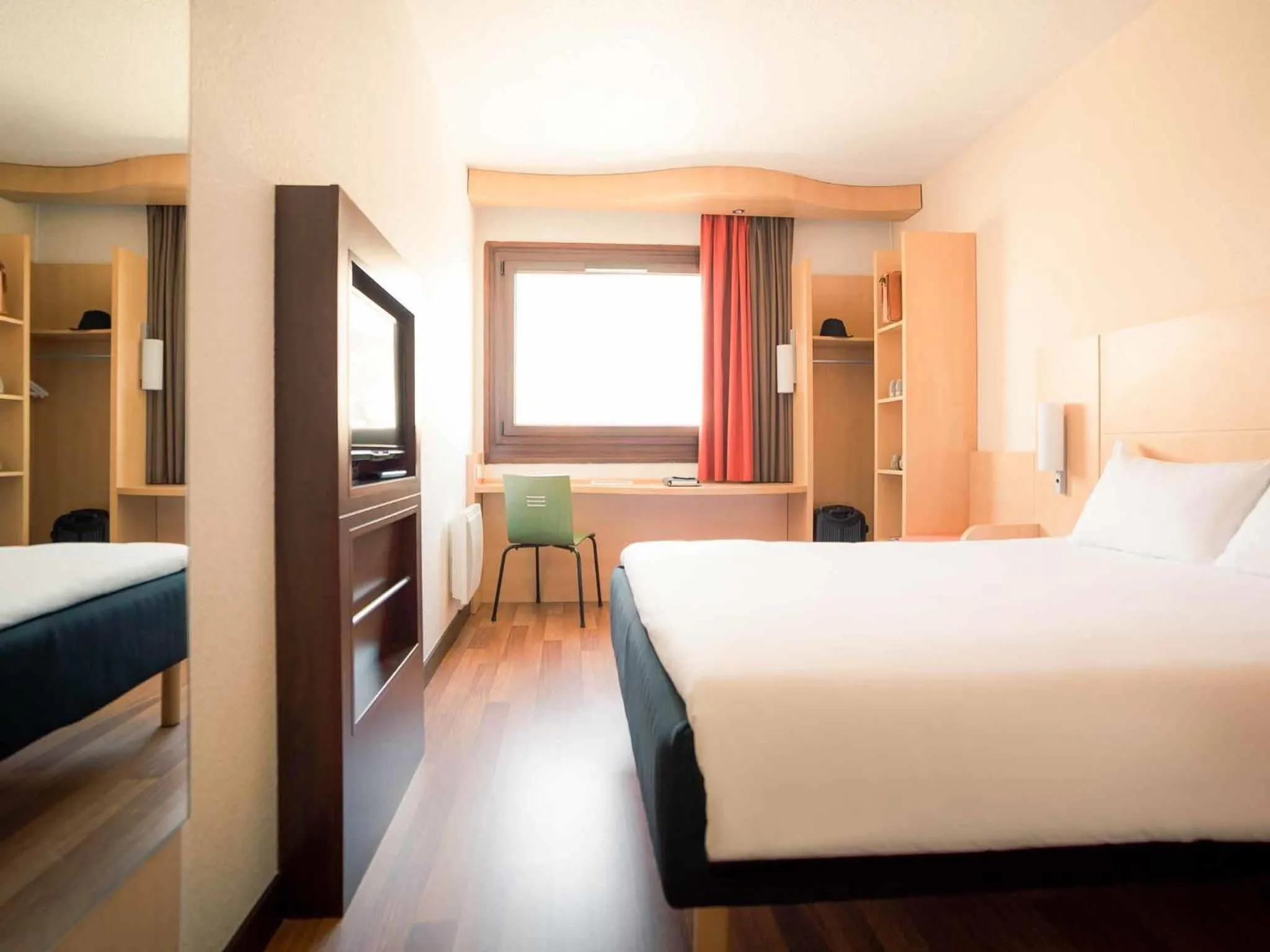 Bedroom, Bed in ibis Grenoble Gare