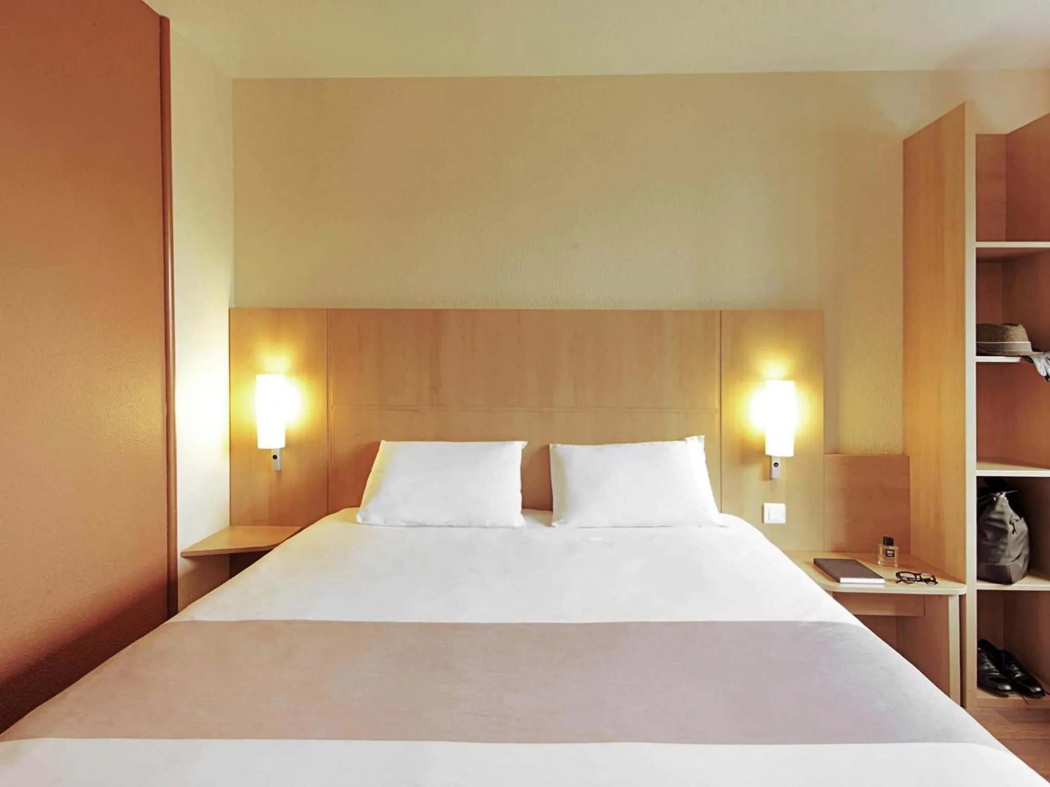 Bedroom, Bed in ibis Grenoble Gare