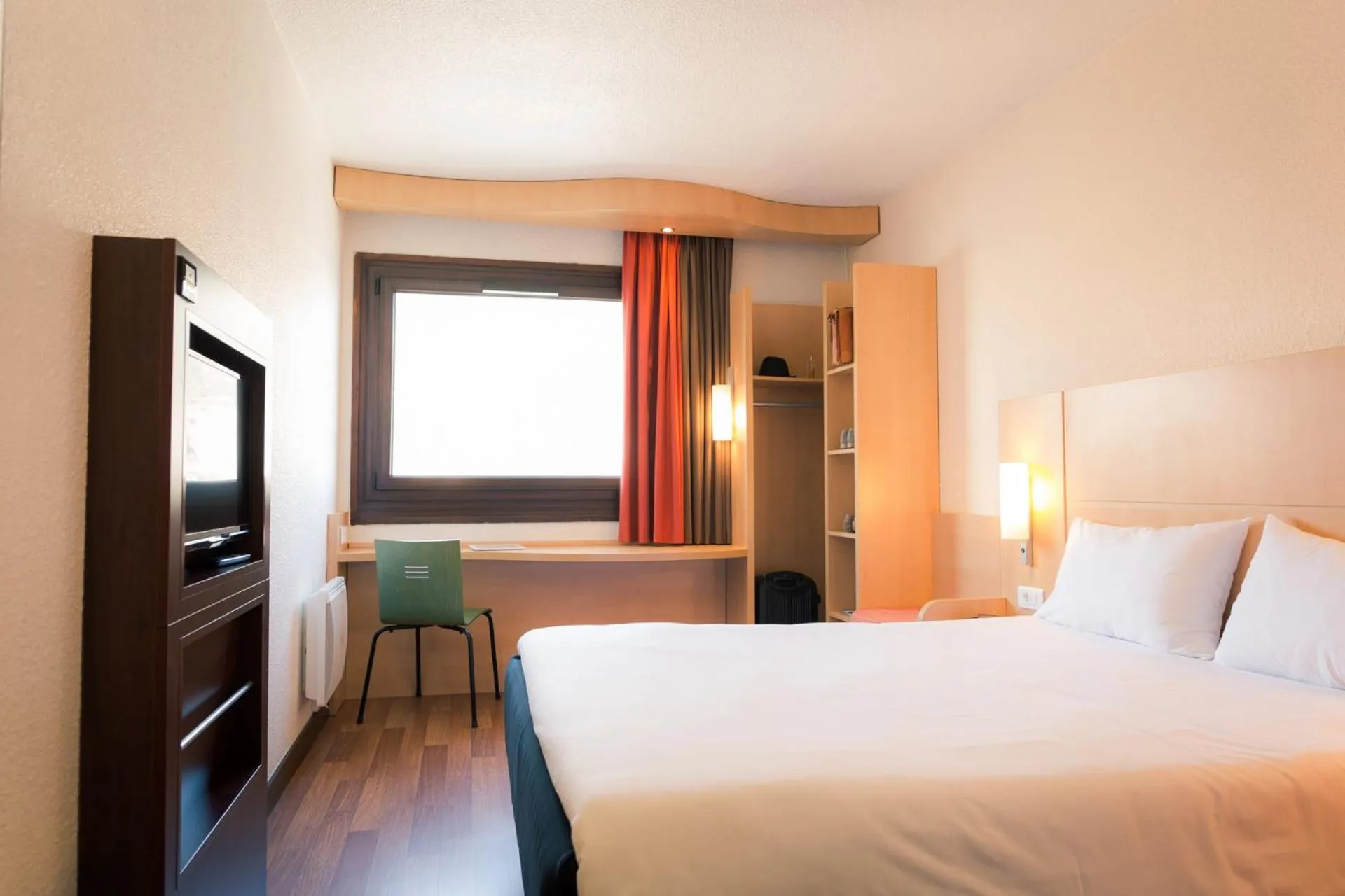 Photo of the whole room, Bed in ibis Grenoble Gare