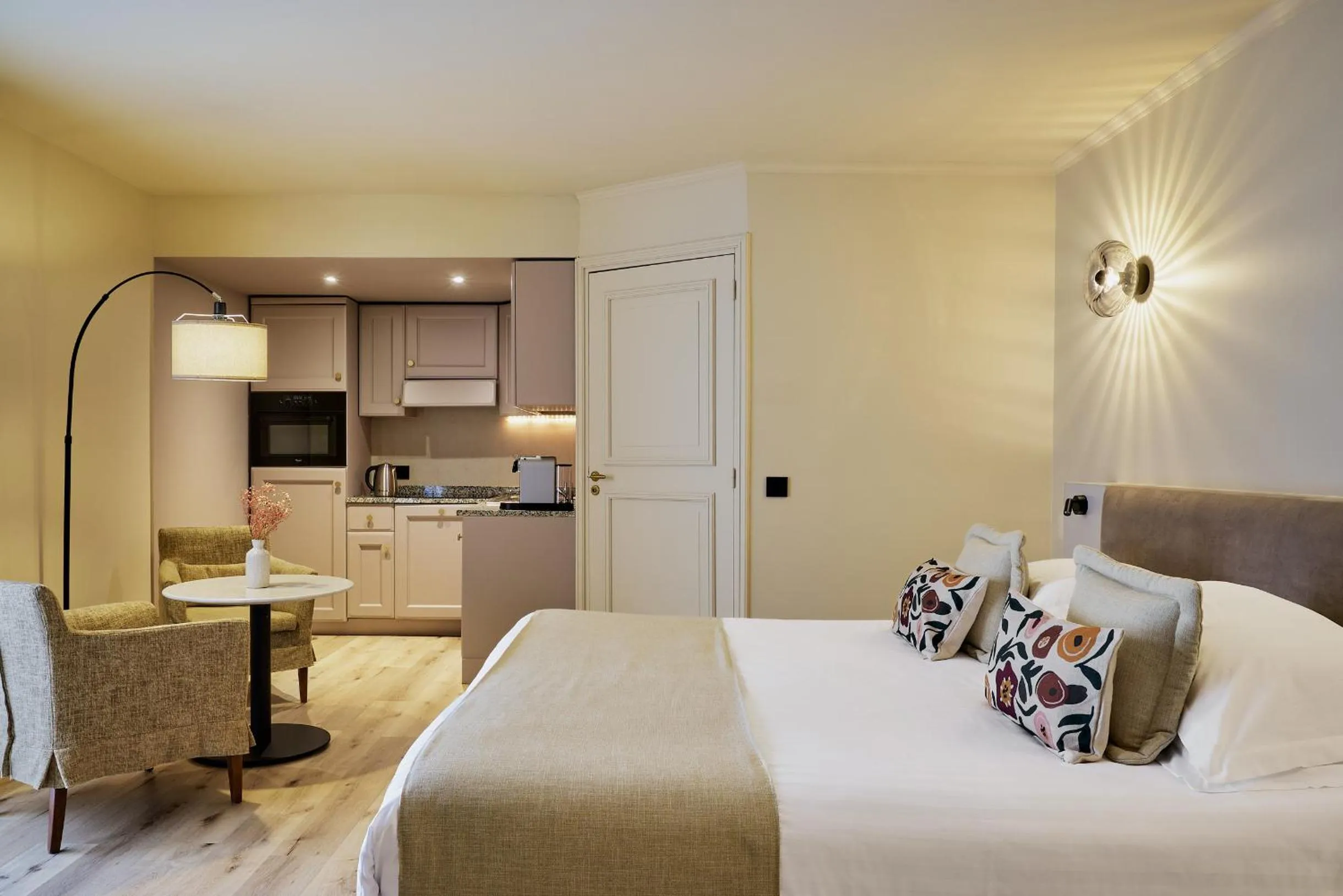 Dining area, Bed in Villa d'Estelle