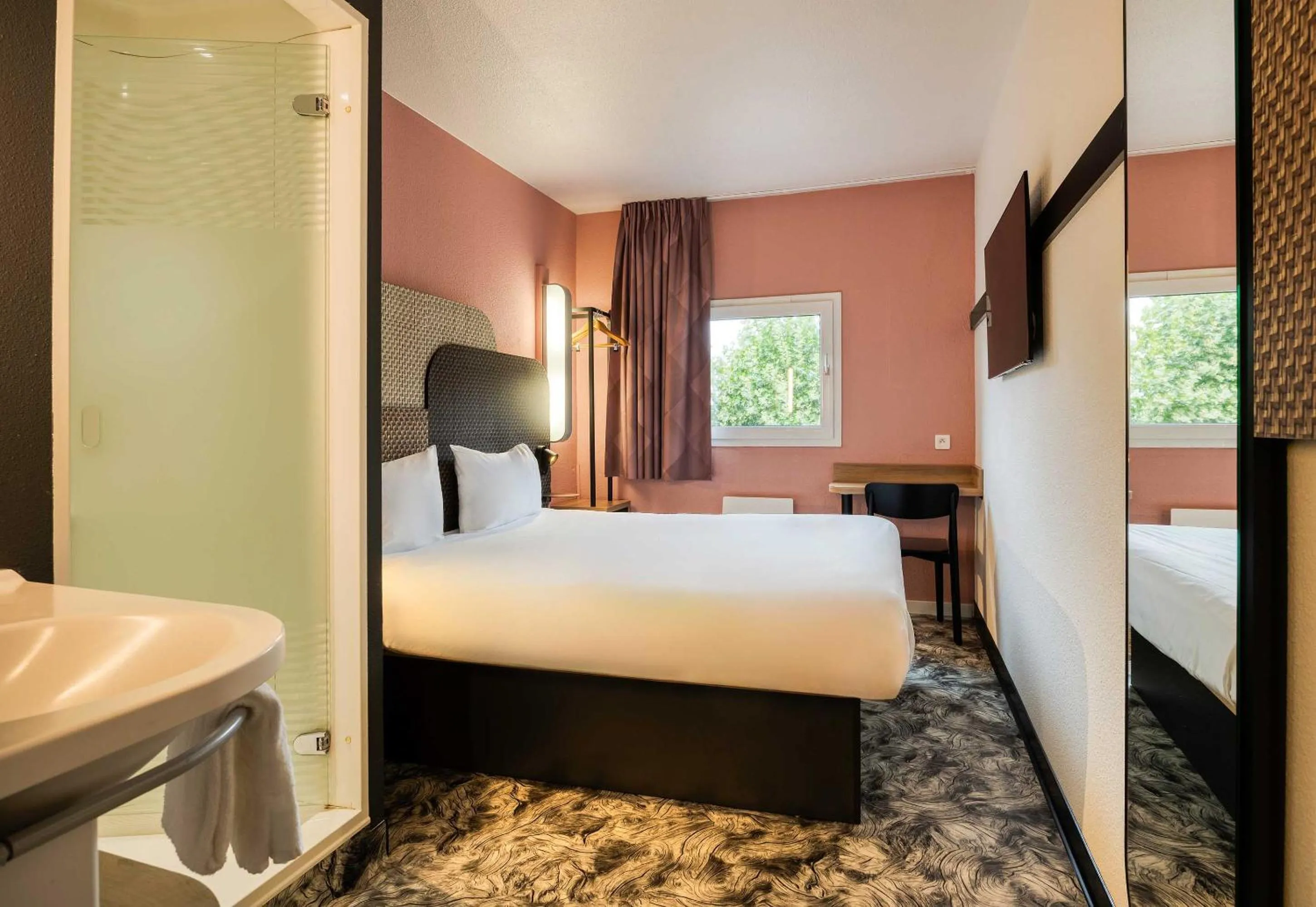 Bedroom, Bed in B&B HOTEL Liège Rocourt