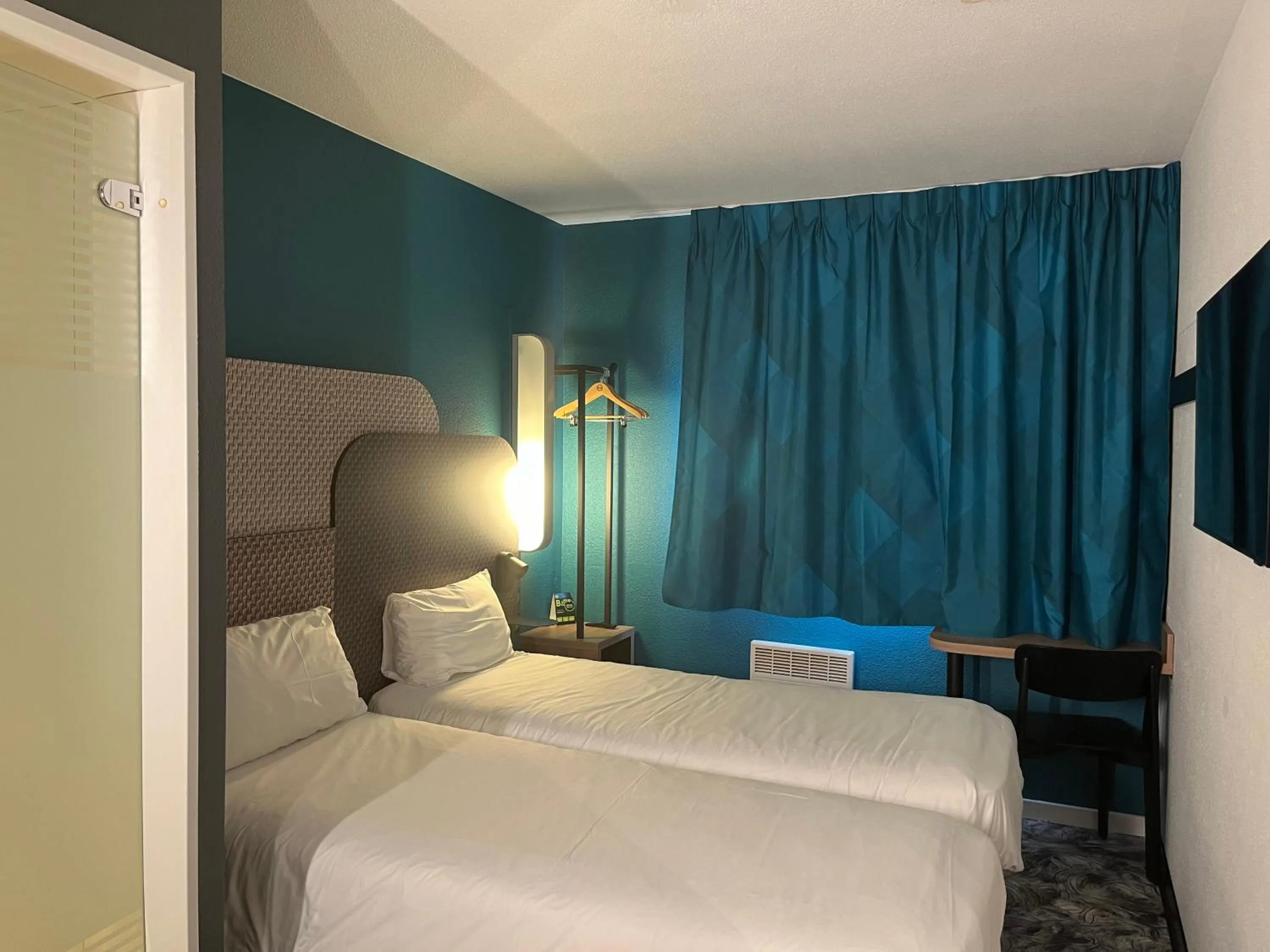 Bedroom, Bed in ibis Budget Liege