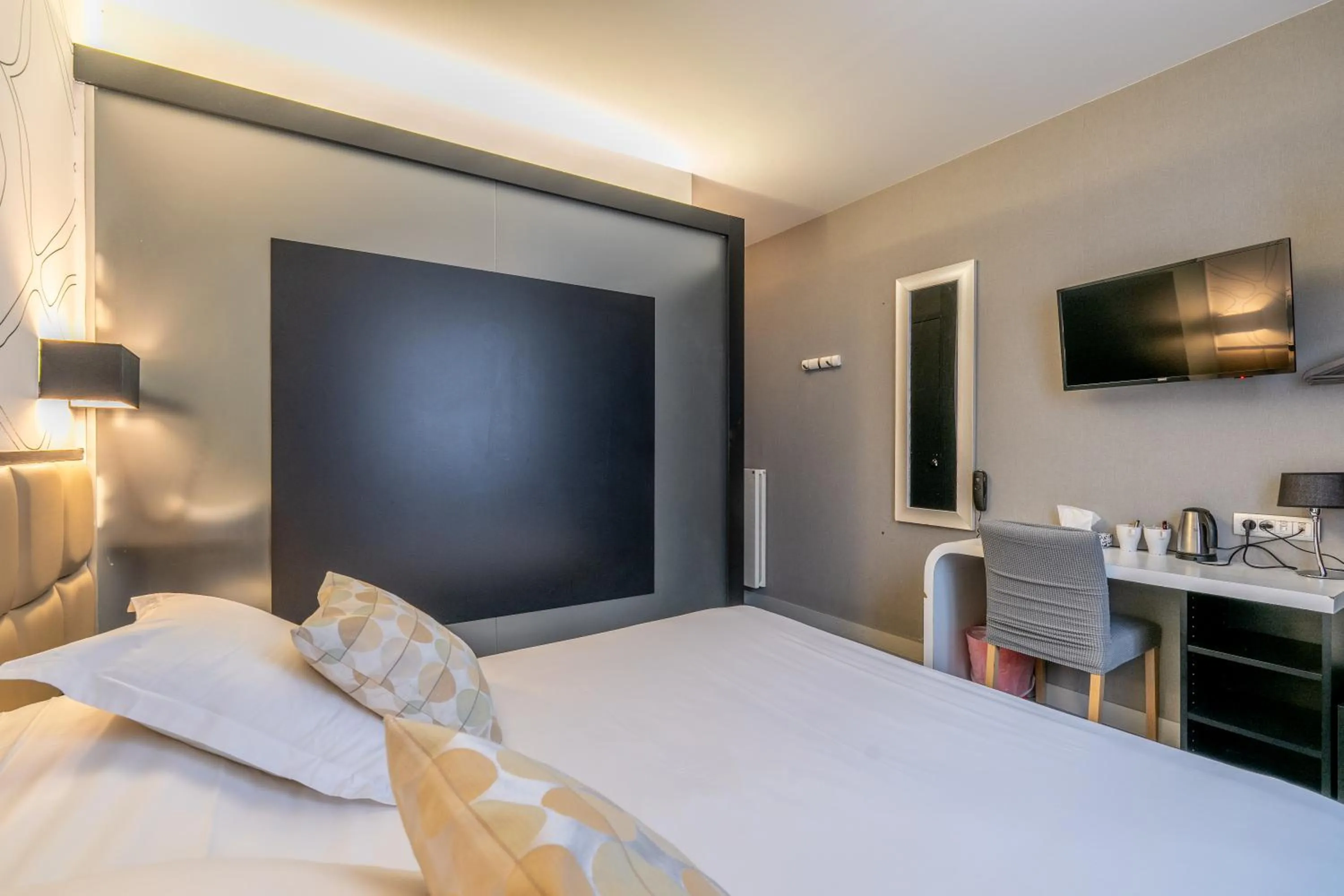 Bedroom, Bed in Hôtel Astoria