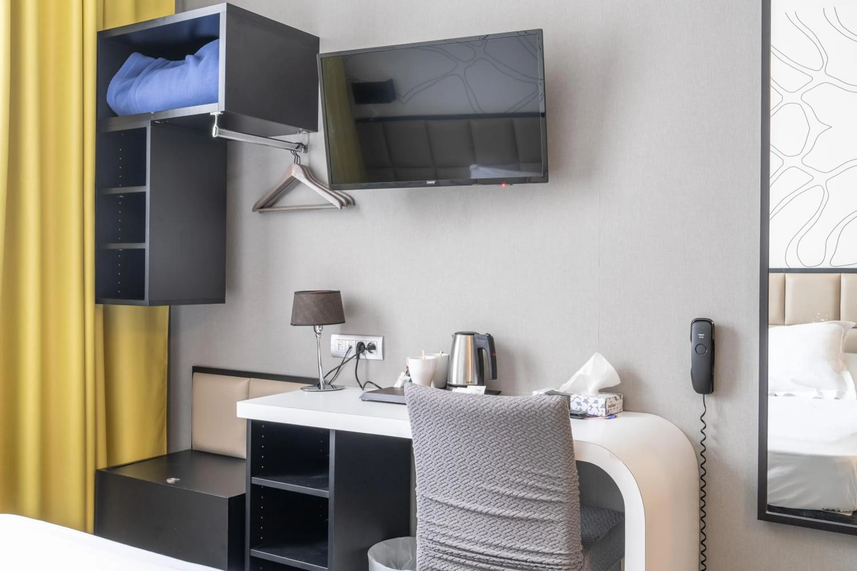 Bedroom, Bed in Hôtel Astoria