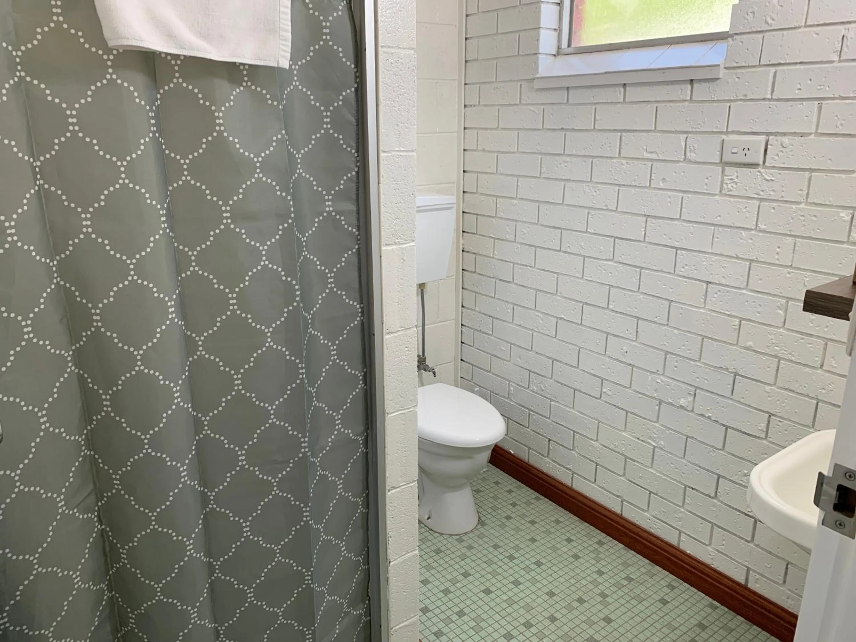 Bathroom in Albion Motel Finley