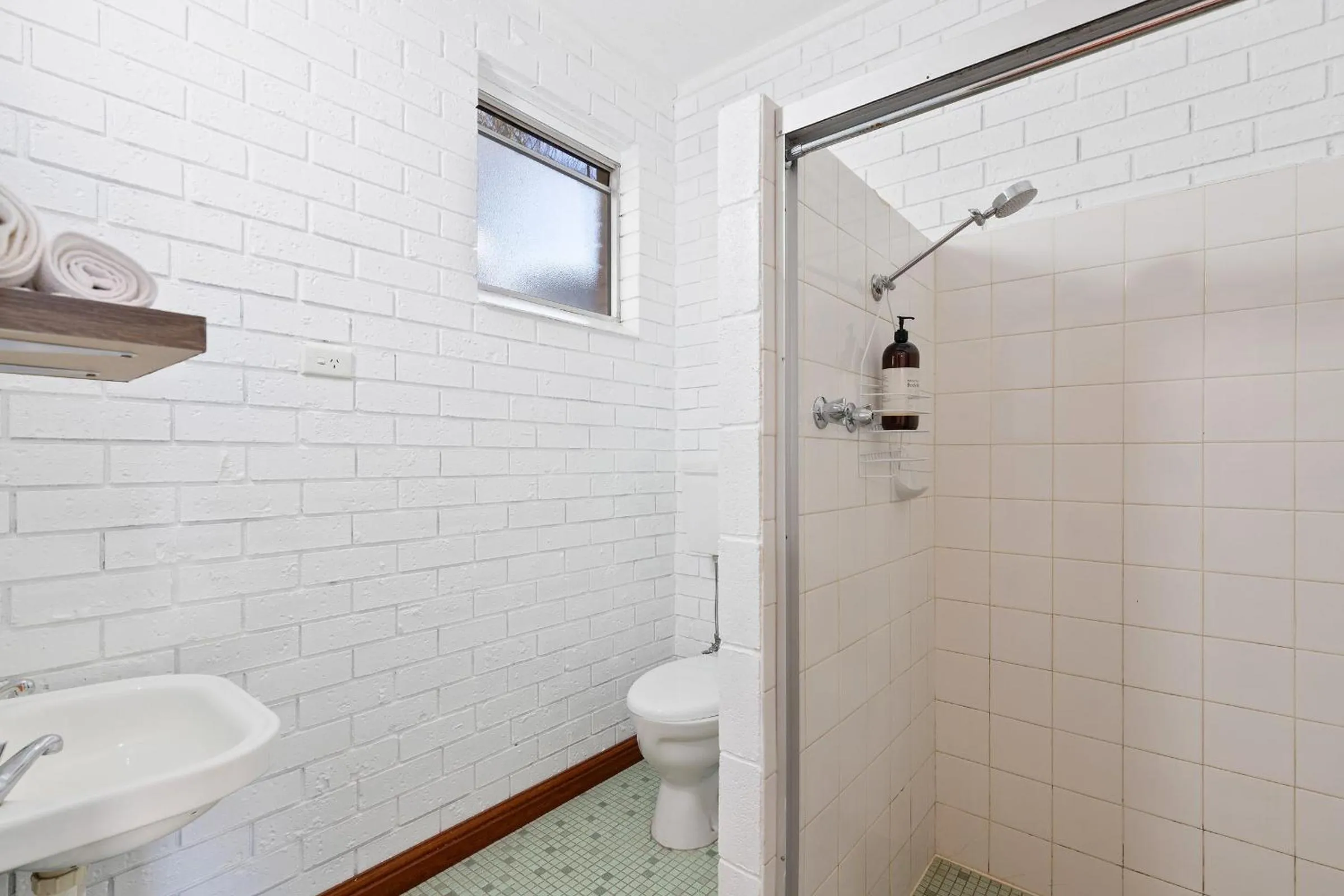 Shower in Albion Motel Finley