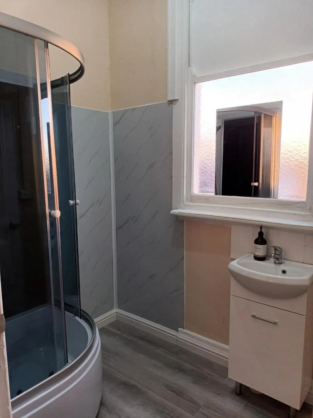 Shower in Albion Motel Finley