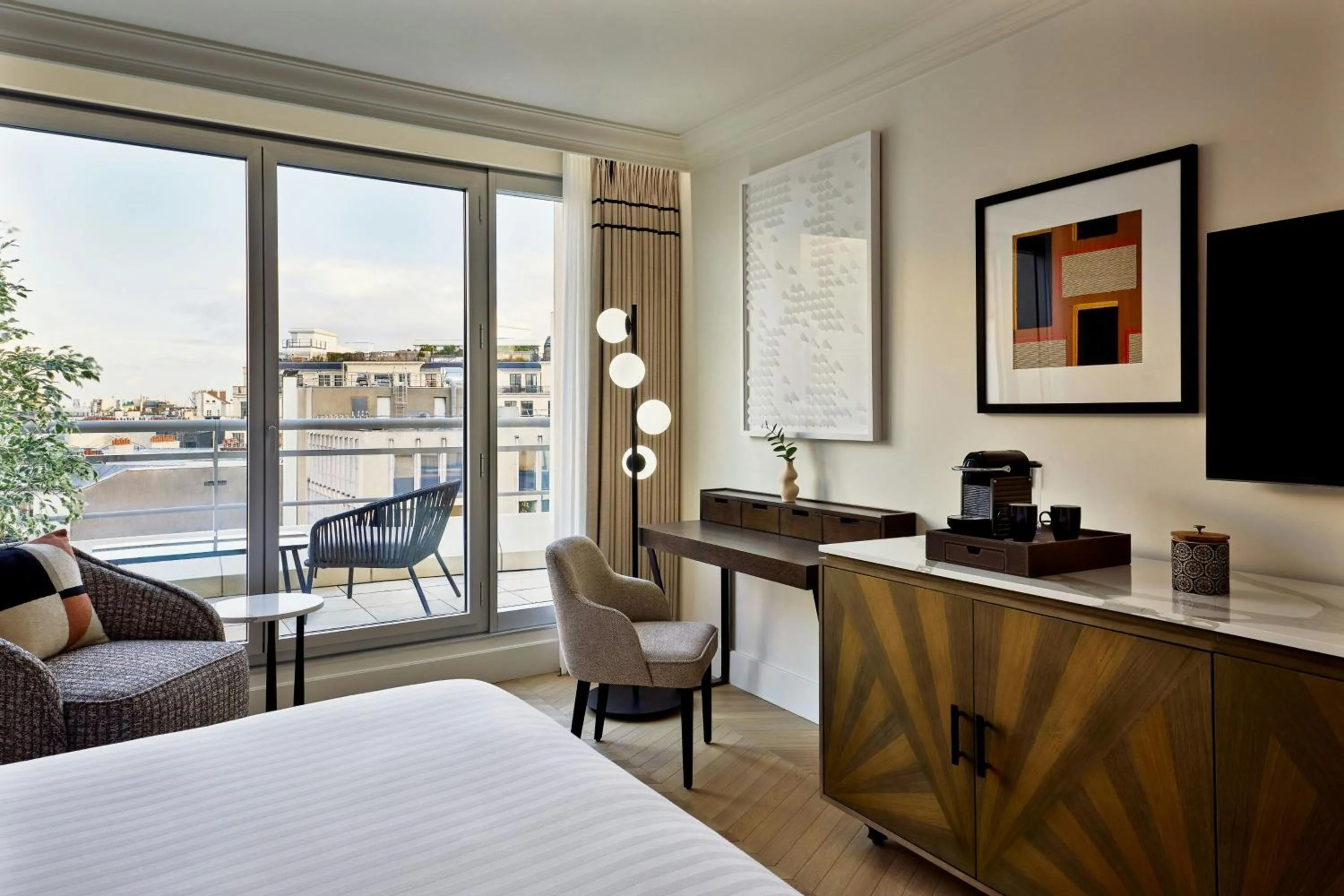 Photo of the whole room, Bed in Paris Marriott Champs Elysees Hotel