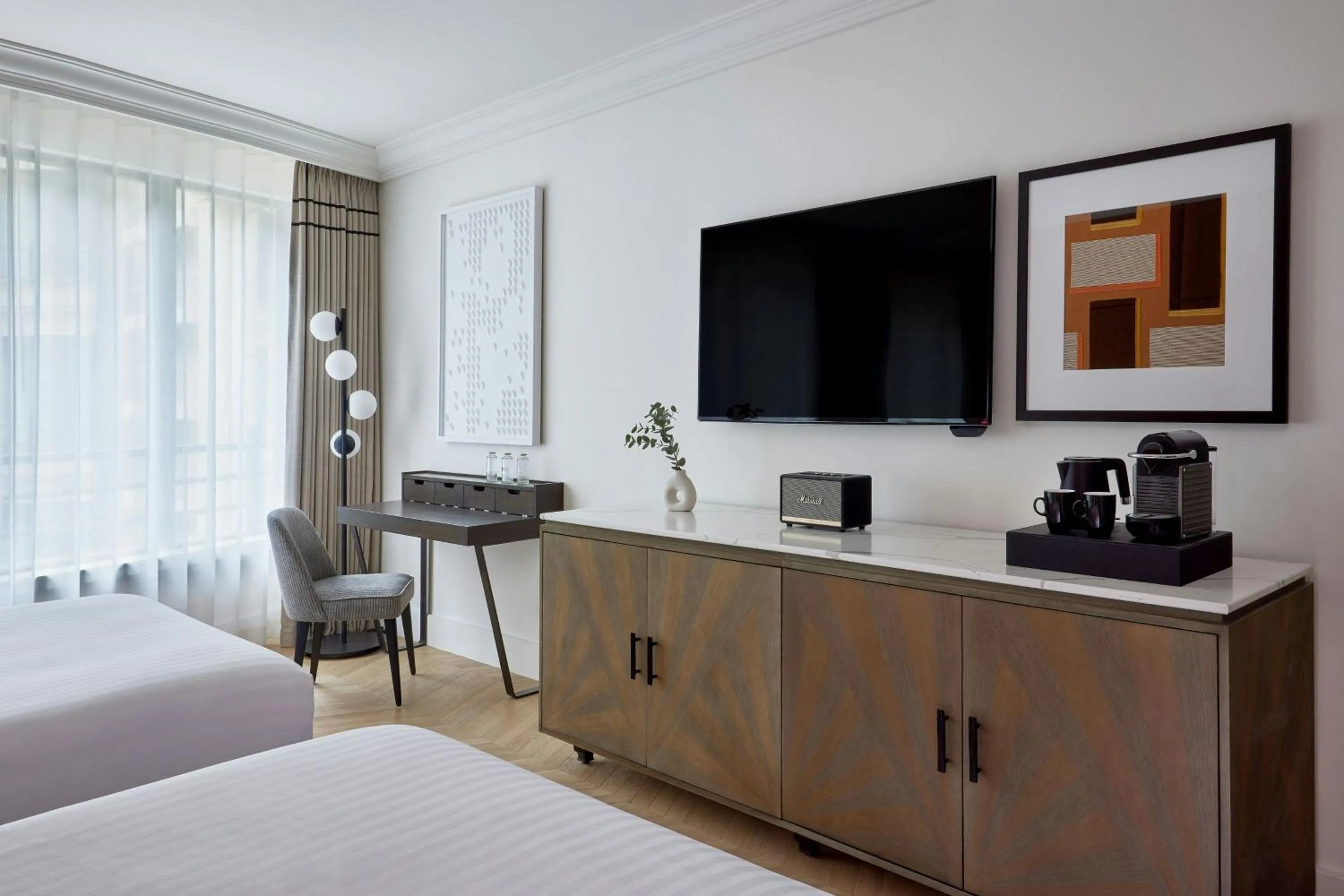 Photo of the whole room, Bed in Paris Marriott Champs Elysees Hotel