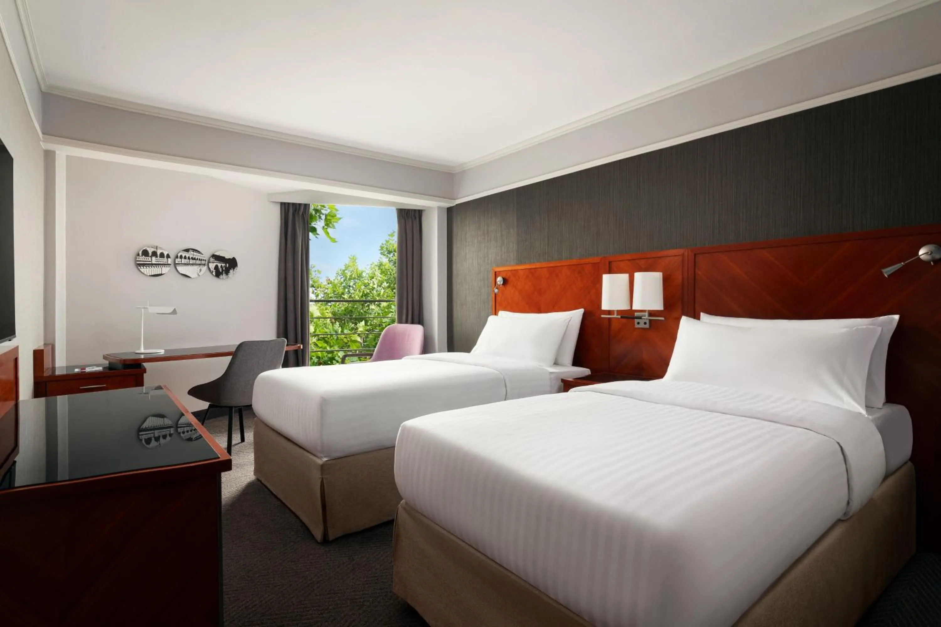 Photo of the whole room, Bed in Paris Marriott Rive Gauche Hotel & Conference Center