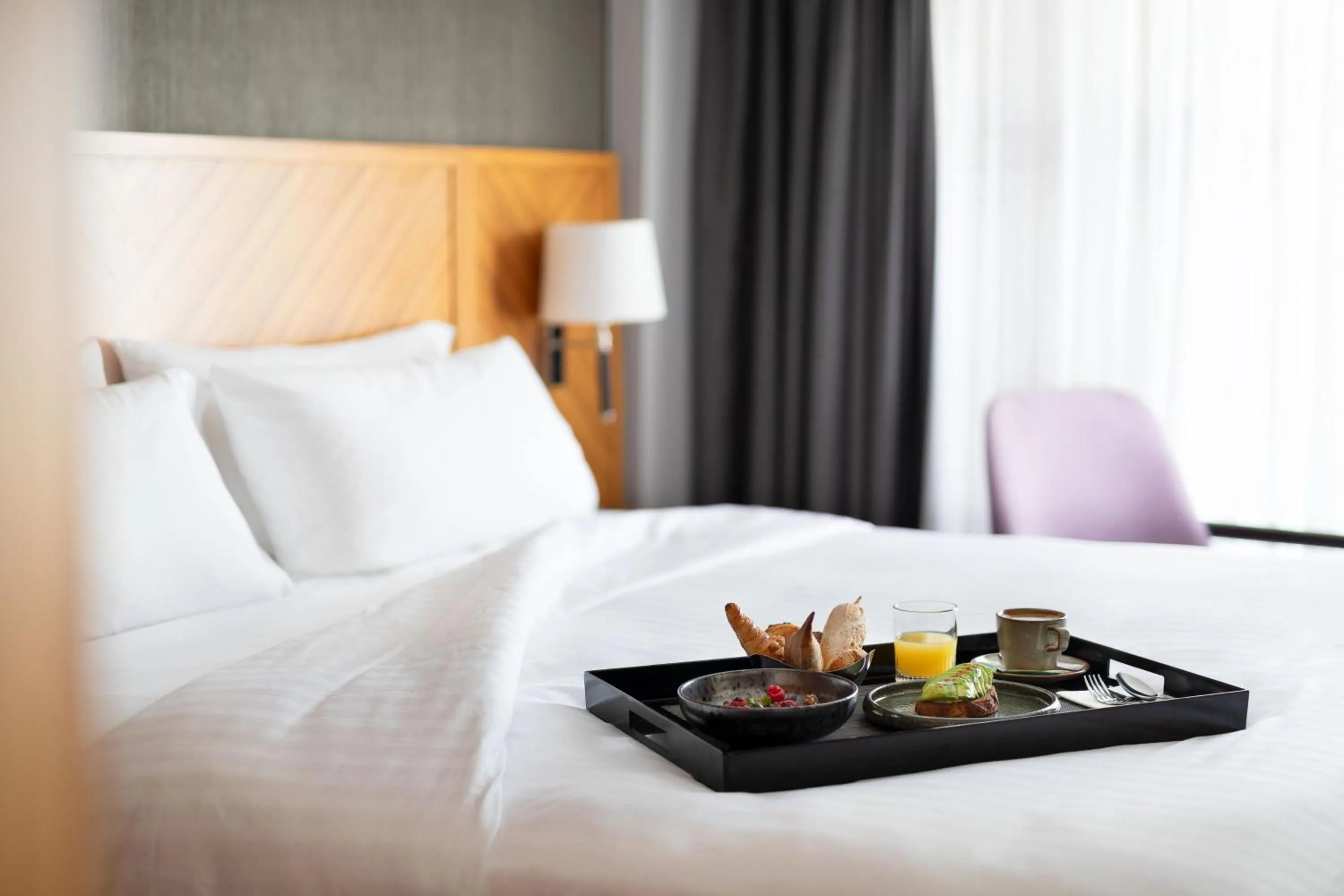 Breakfast, Bed in Paris Marriott Rive Gauche Hotel & Conference Center