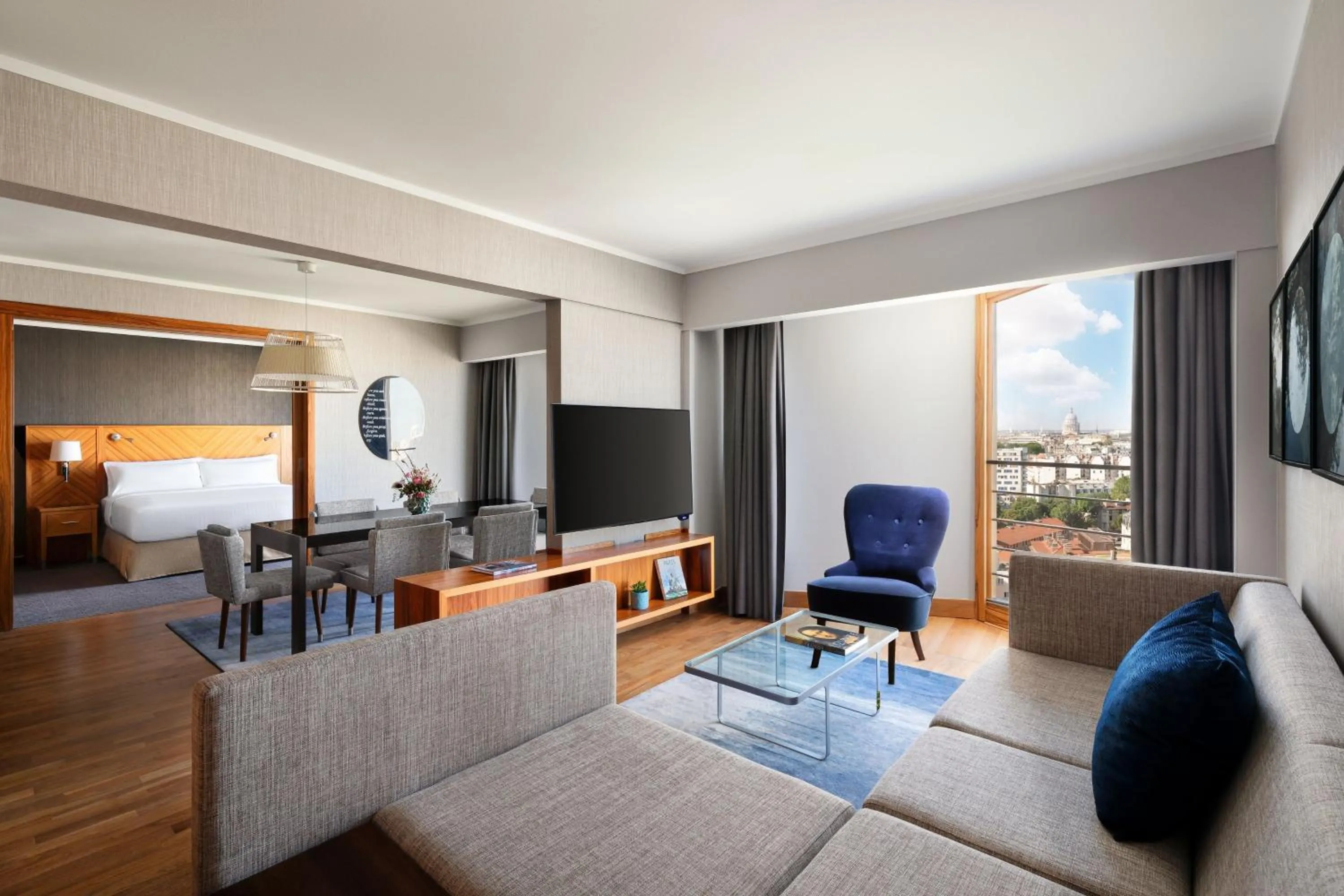 Living room, Bed in Paris Marriott Rive Gauche Hotel & Conference Center