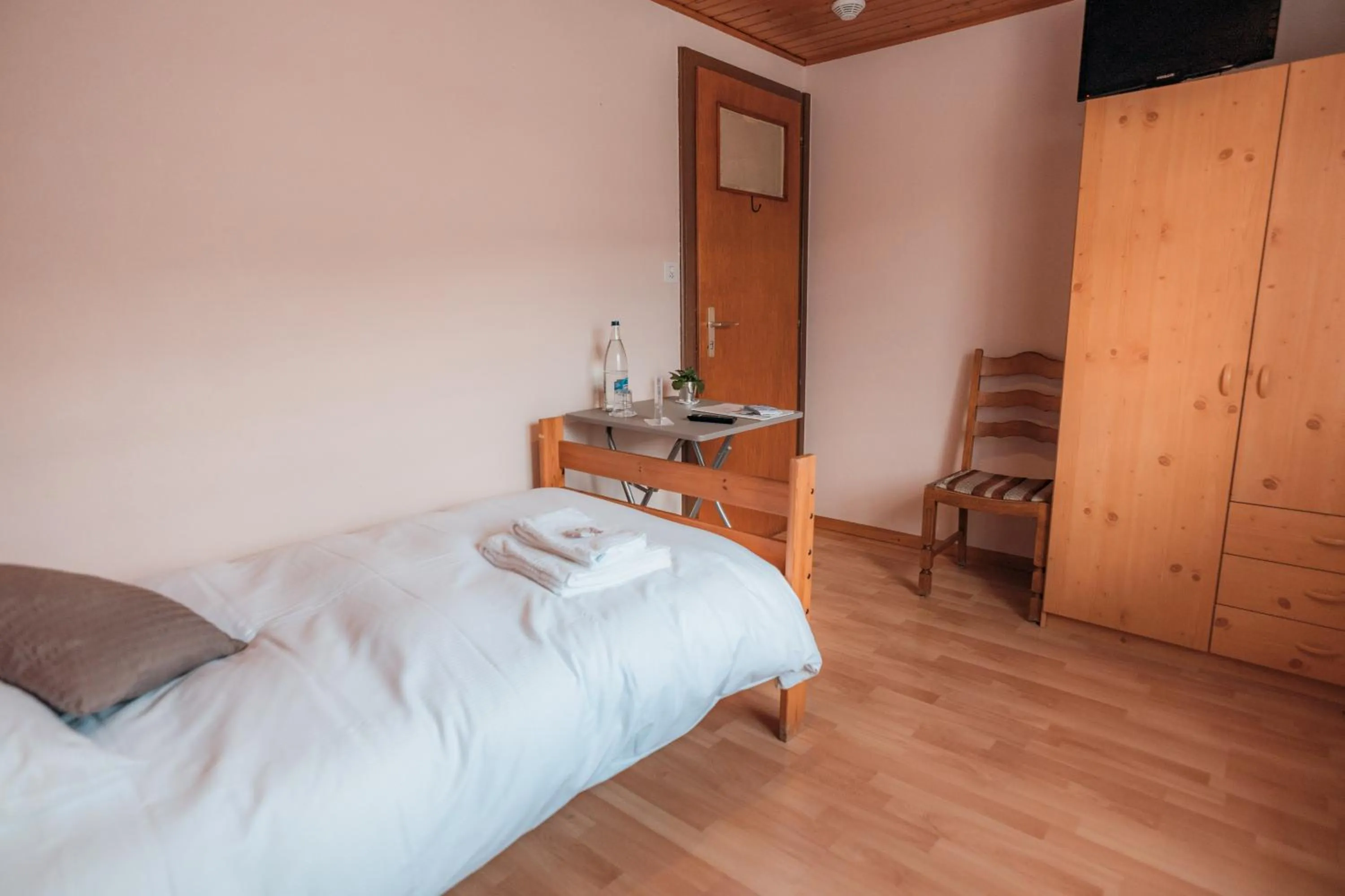 Photo of the whole room, Bed in Relais Fleuri