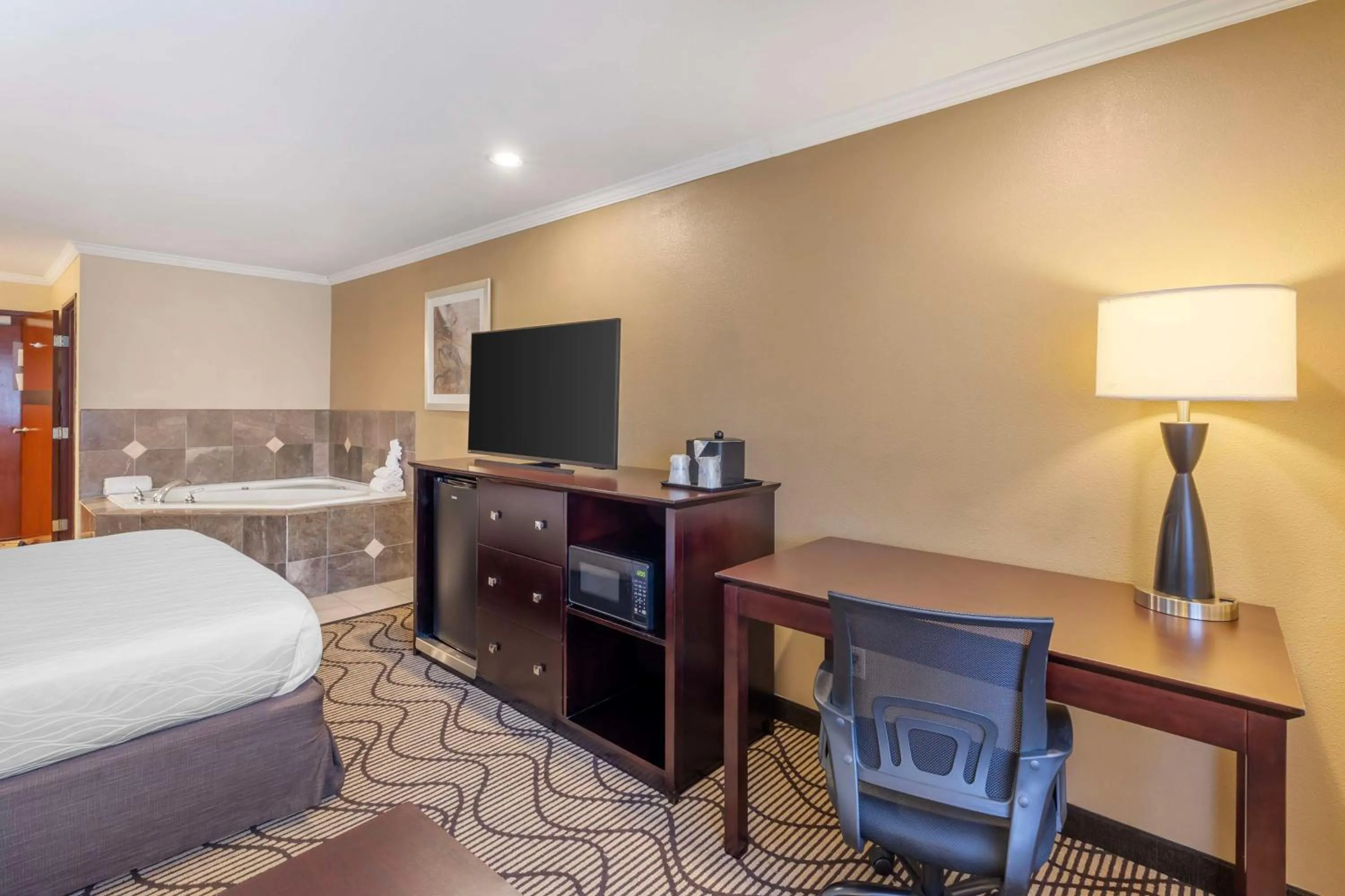 Photo of the whole room, Bed in Best Western Plus Orchid Hotel & Suites