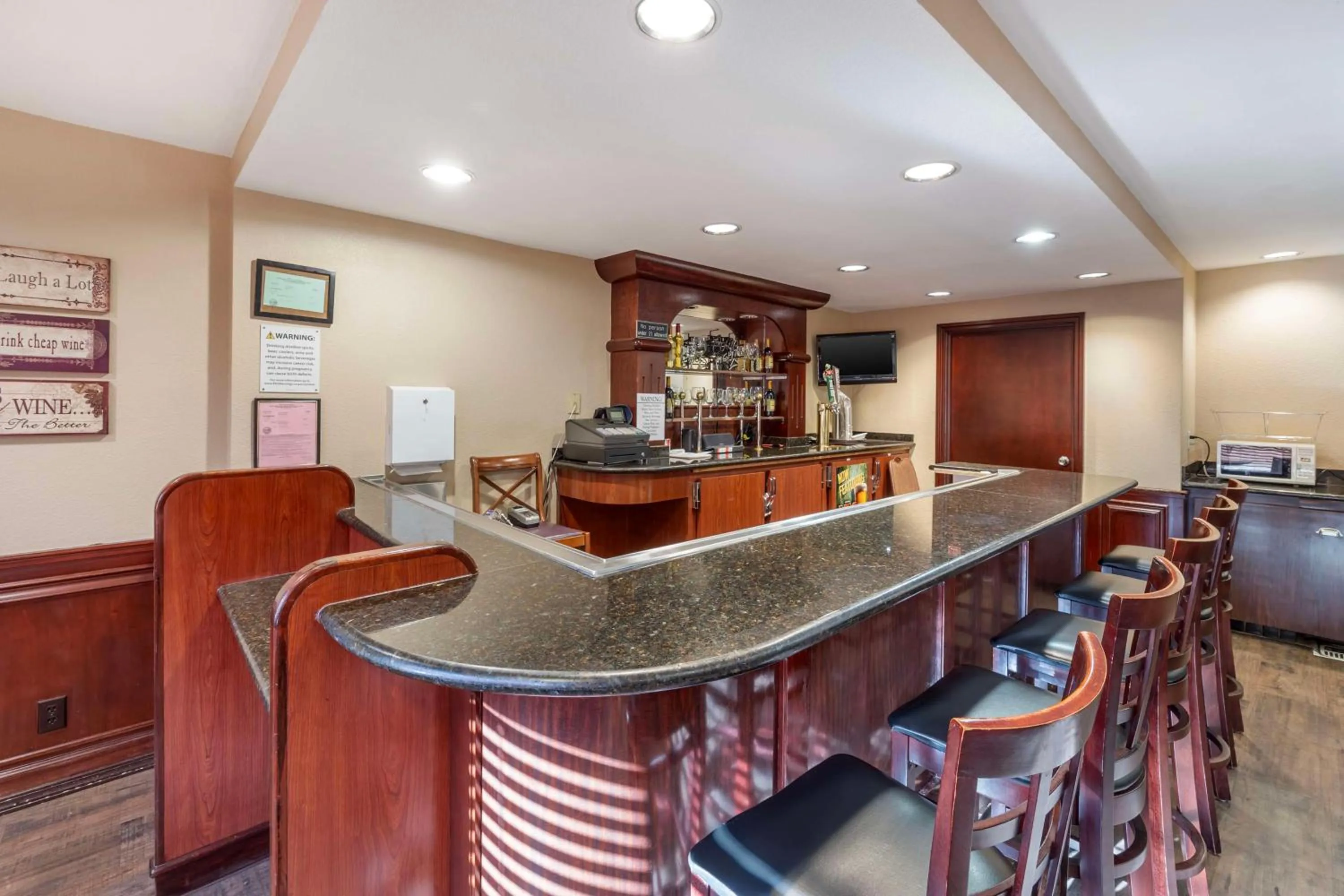 Lounge or bar in Best Western Plus Orchid Hotel & Suites