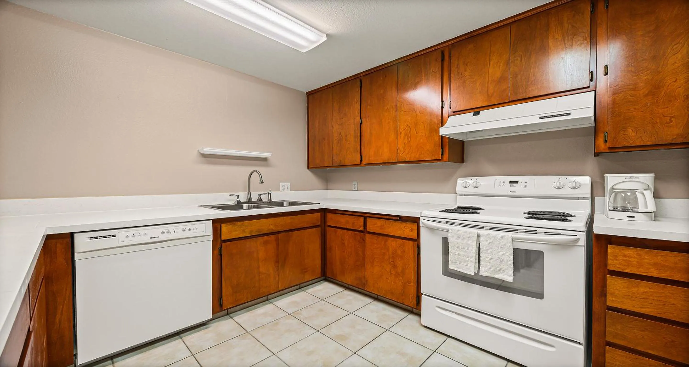 kitchen in Best Western Plus Orchid Hotel & Suites