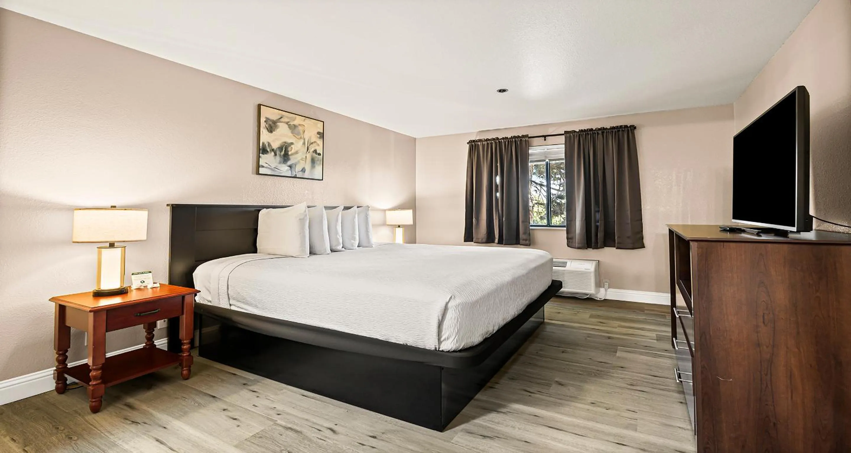 Bed in Best Western Plus Orchid Hotel & Suites