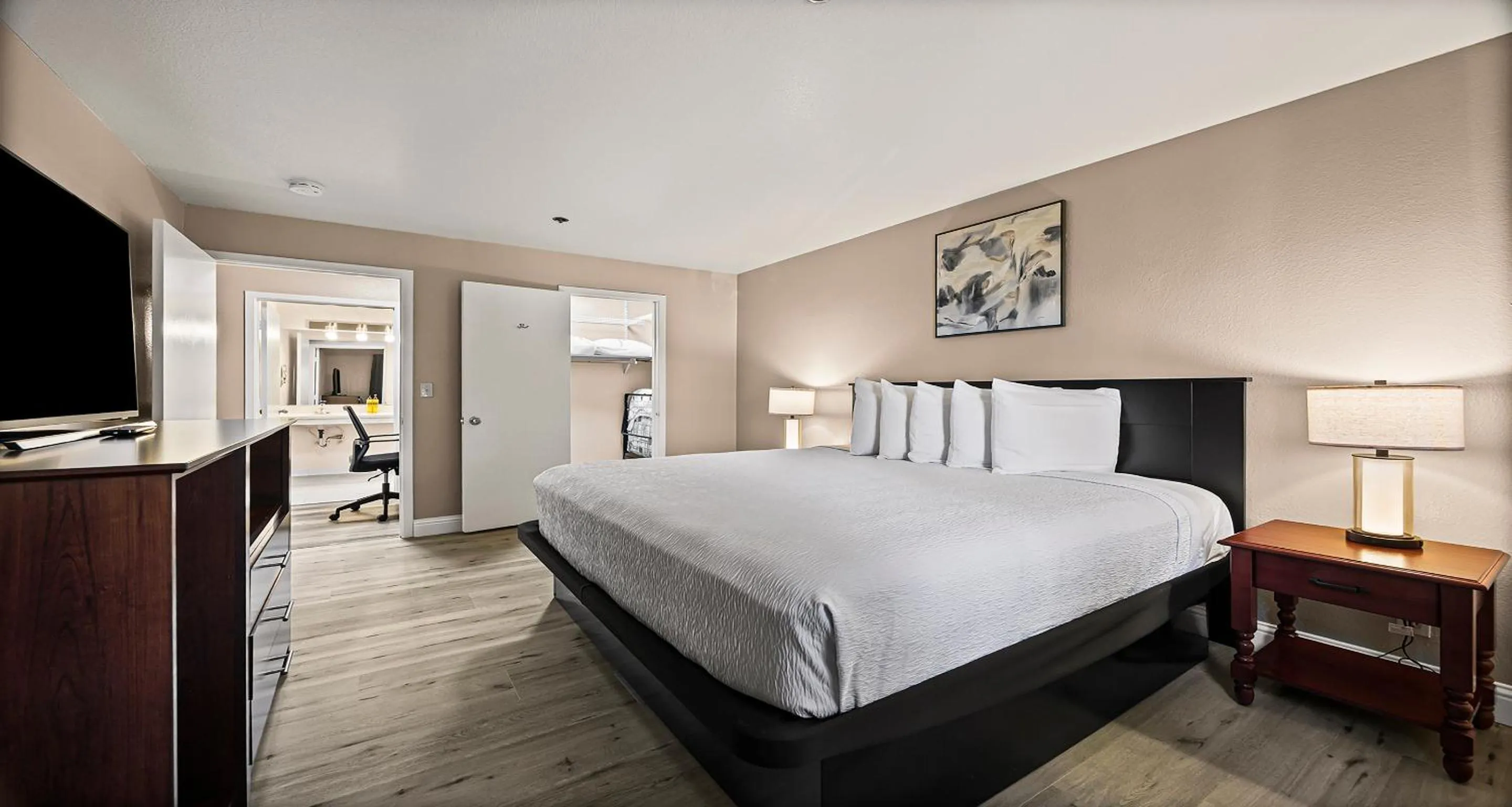 Bed in Best Western Plus Orchid Hotel & Suites