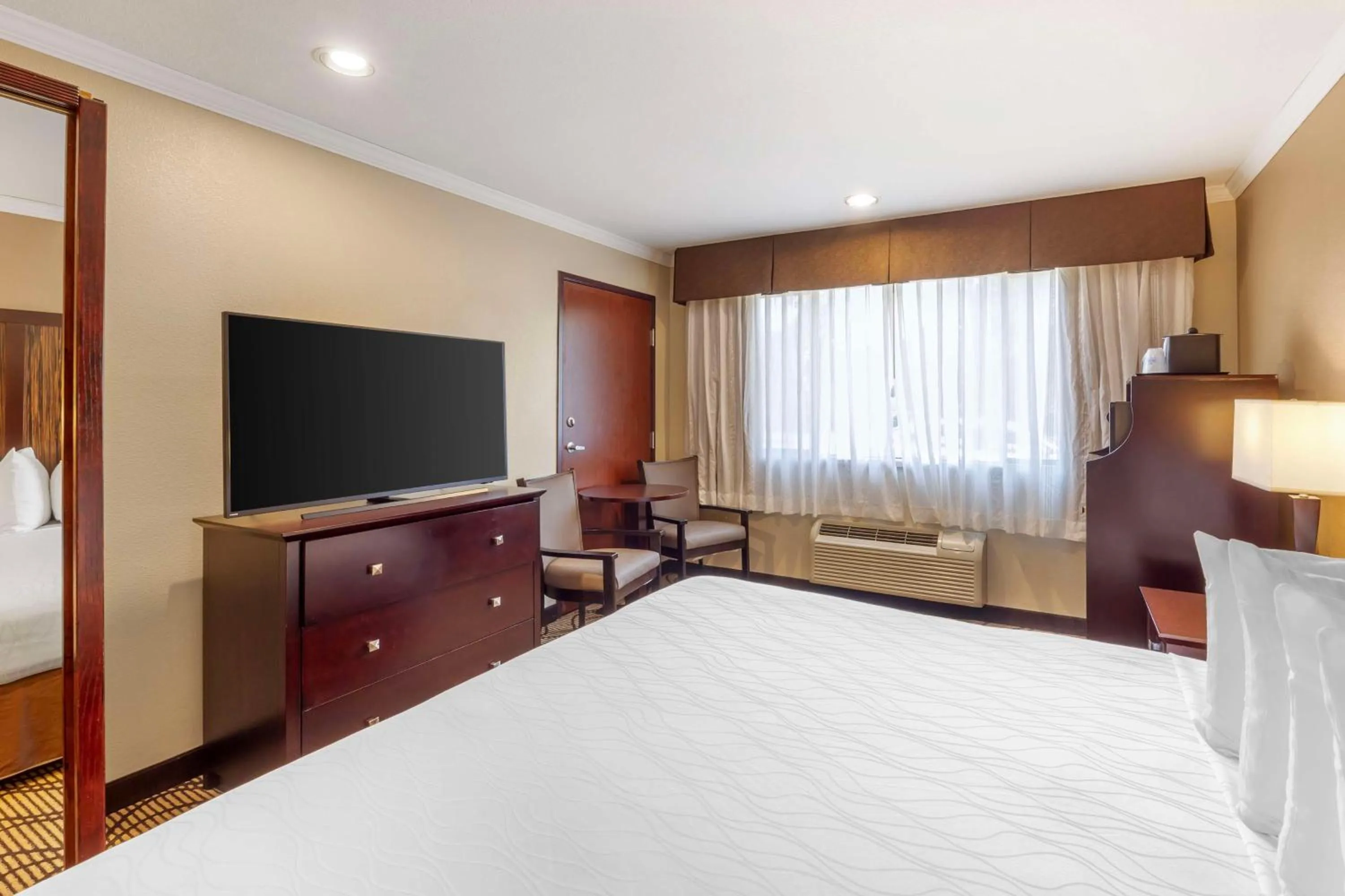 Bedroom, Bed in Best Western Plus Orchid Hotel & Suites