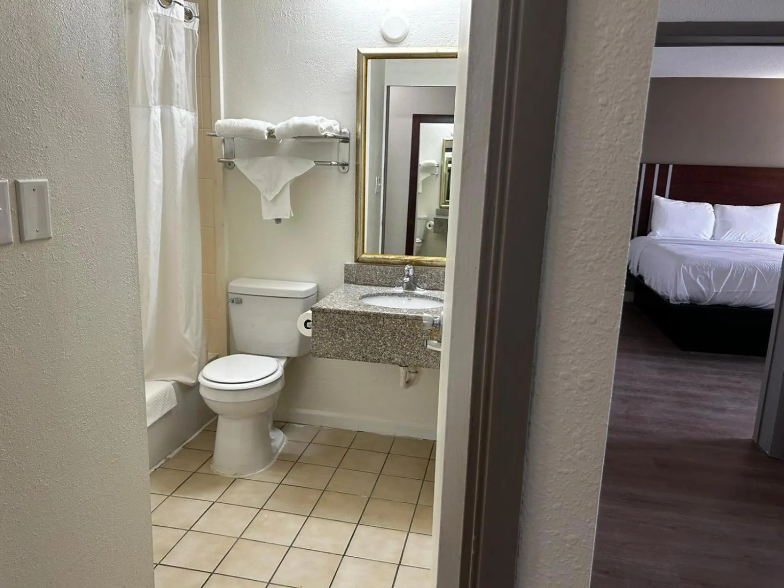 Toilet, Bed in Econo Lodge Inn & Suites Chambersburg Central