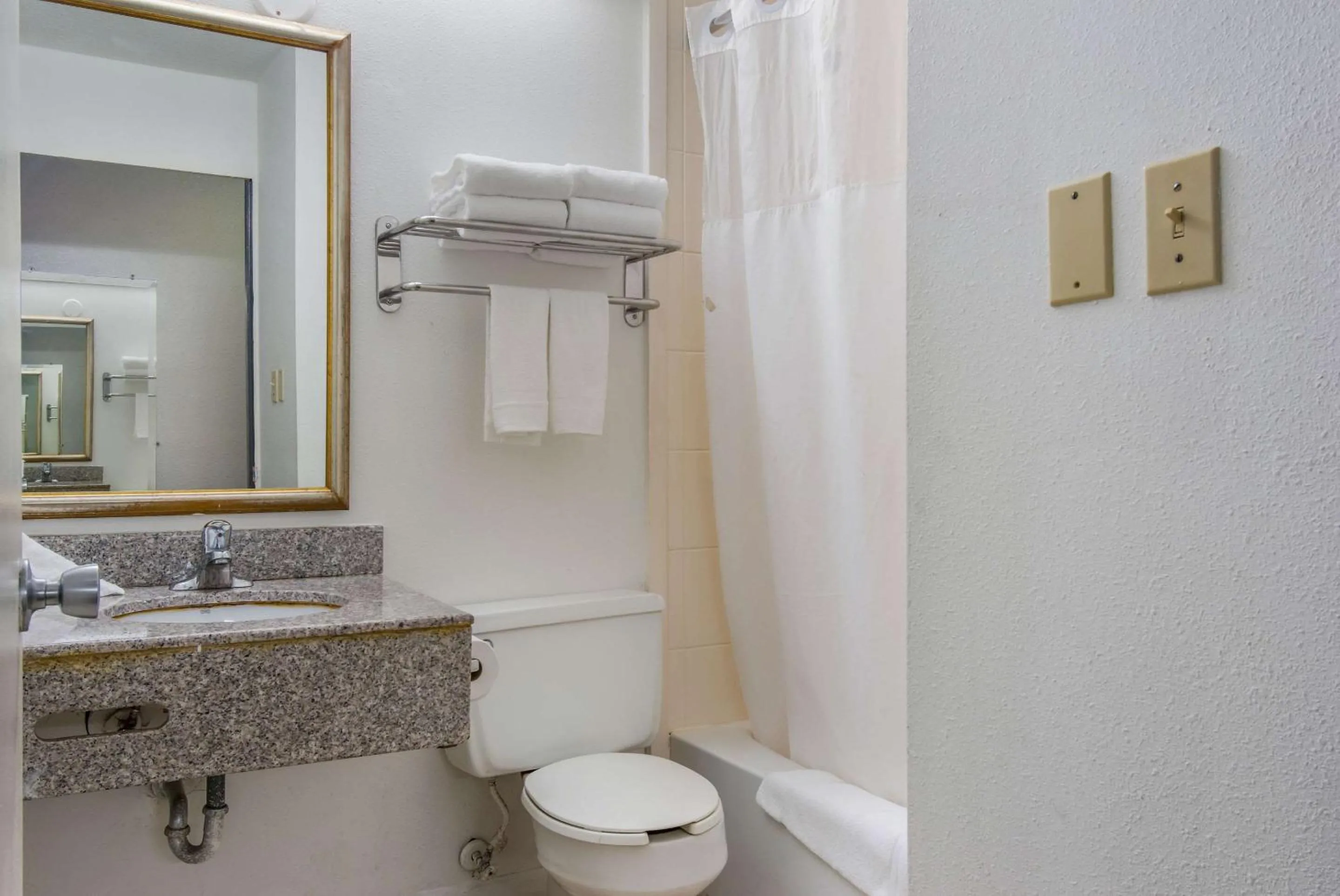 Bathroom in Econo Lodge Inn & Suites Chambersburg Central