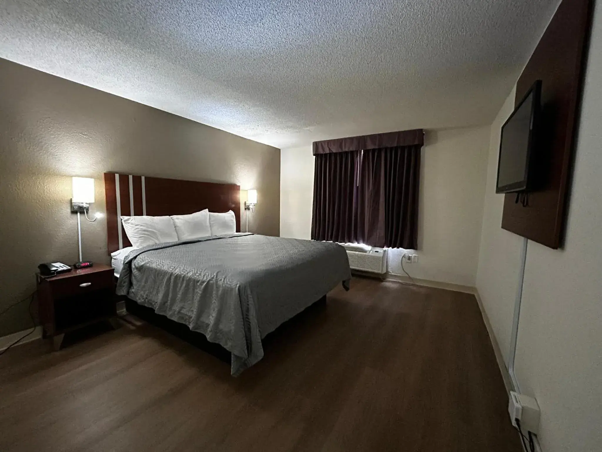Standard King Room - Non Smoking in Econo Lodge Inn & Suites Chambersburg Central Standard King Room - Non Smoking in Econo Lodge Inn & Suites Chambersburg Central