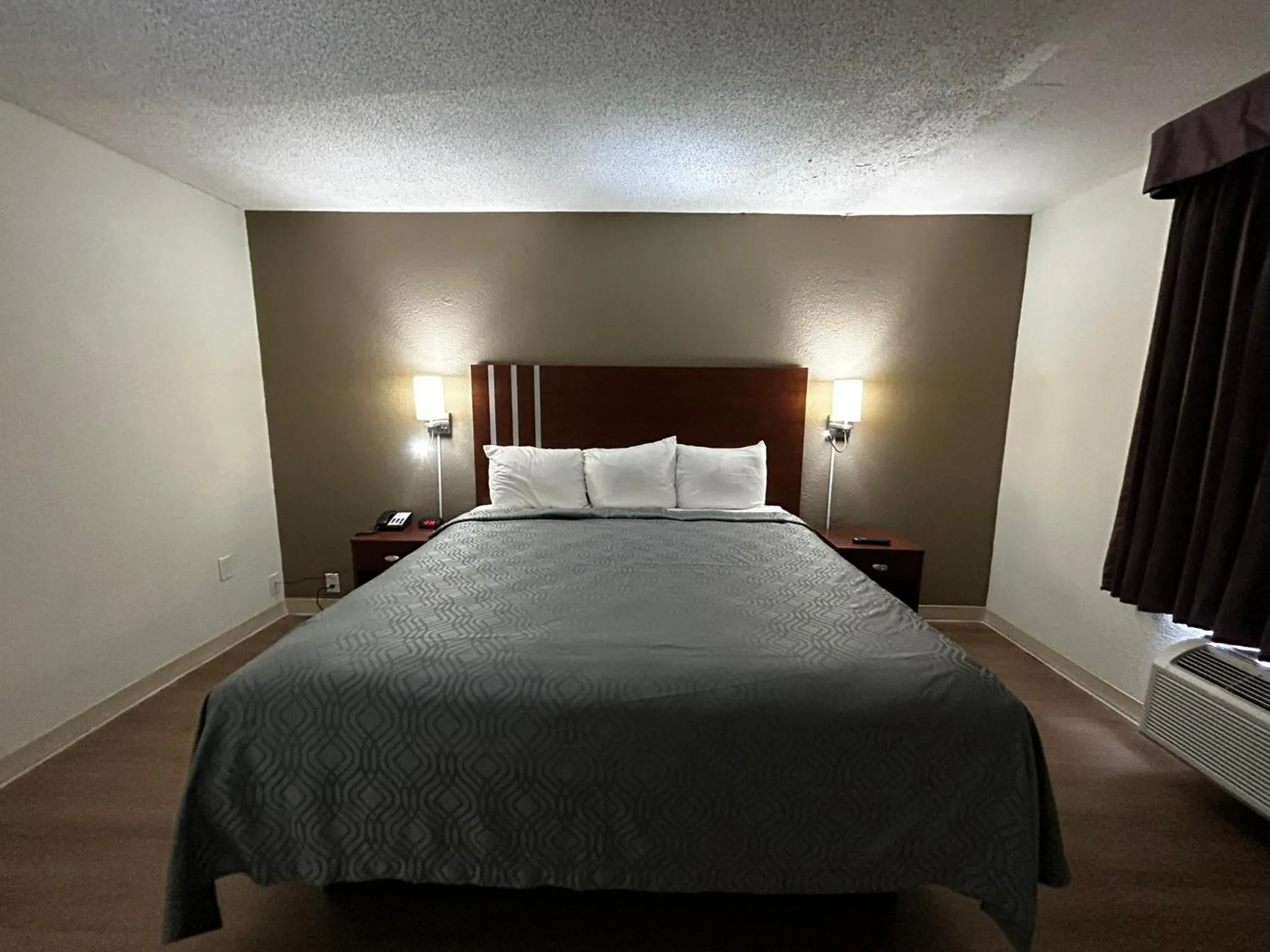 Bed in Econo Lodge Inn & Suites Chambersburg Central