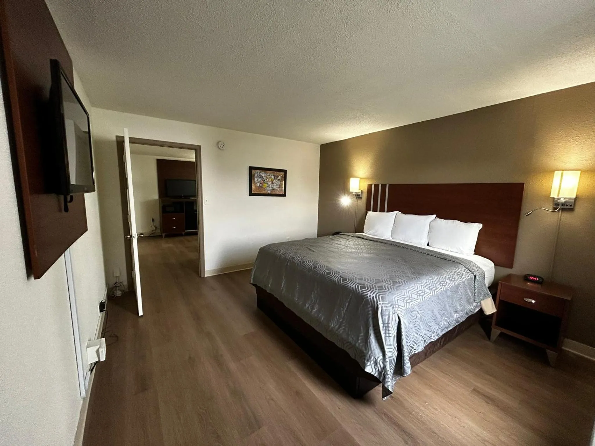 Communal lounge/ TV room, Bed in Econo Lodge Inn & Suites Chambersburg Central