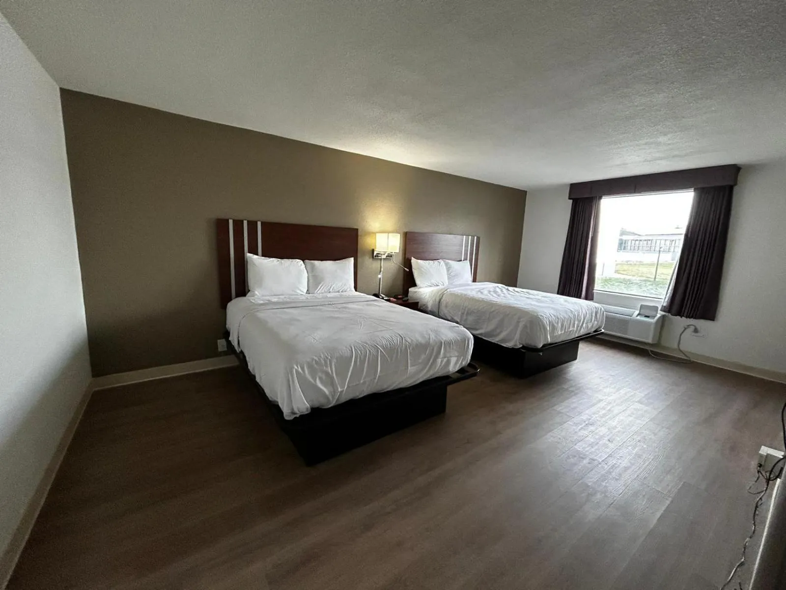 Bed in Econo Lodge Inn & Suites Chambersburg Central
